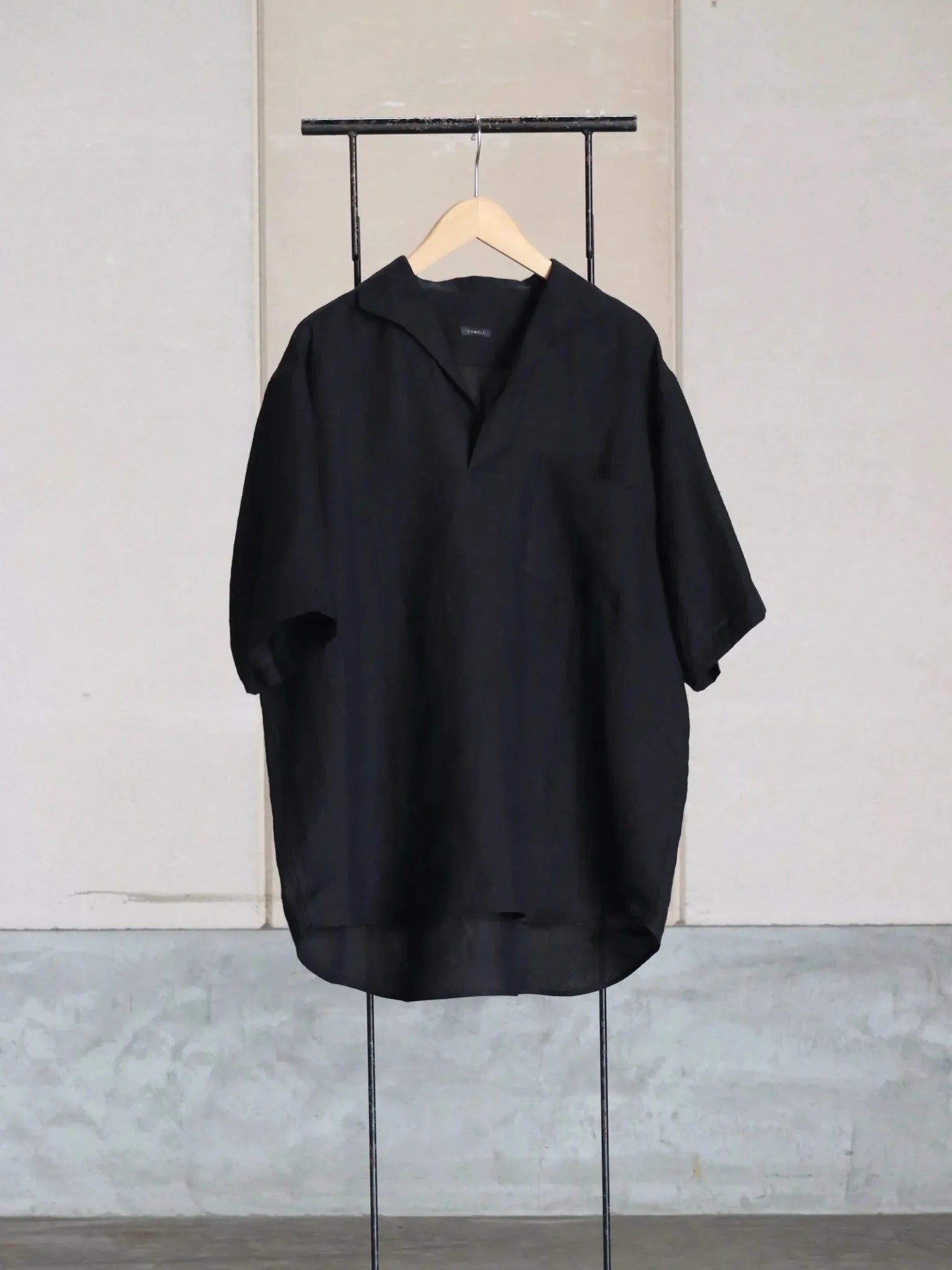 COMOLI カナパ スキッパー半袖シャツ BLACK | CASANOVA&CO COMOLI カナパ スキッパー半袖シャツ BLACK | CASANOVA&CO