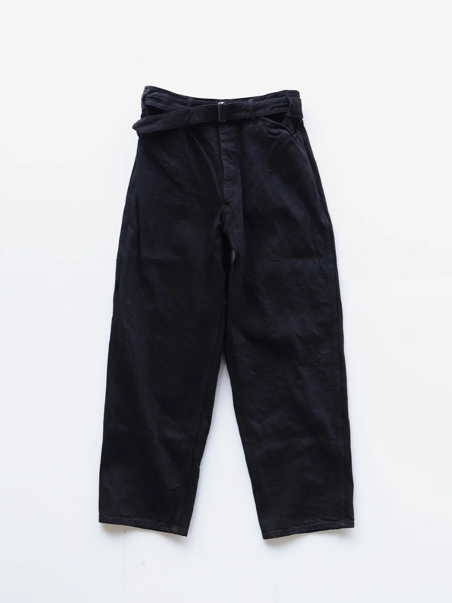 COMOLI デニム ベルテッドパンツ BLACK | CASANOVA&CO (カサノヴァ COMOLI デニム ベルテッドパンツ BLACK | CASANOVA&CO (カサノヴァ
