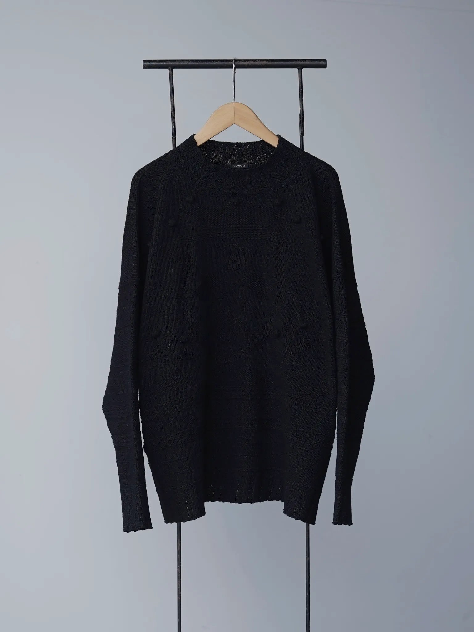 COMOLI モチーフ ニット BLACK | CASANOVA&CO (カサノヴァアンドコー COMOLI モチーフ ニット BLACK | CASANOVA&CO (カサノヴァアンドコー