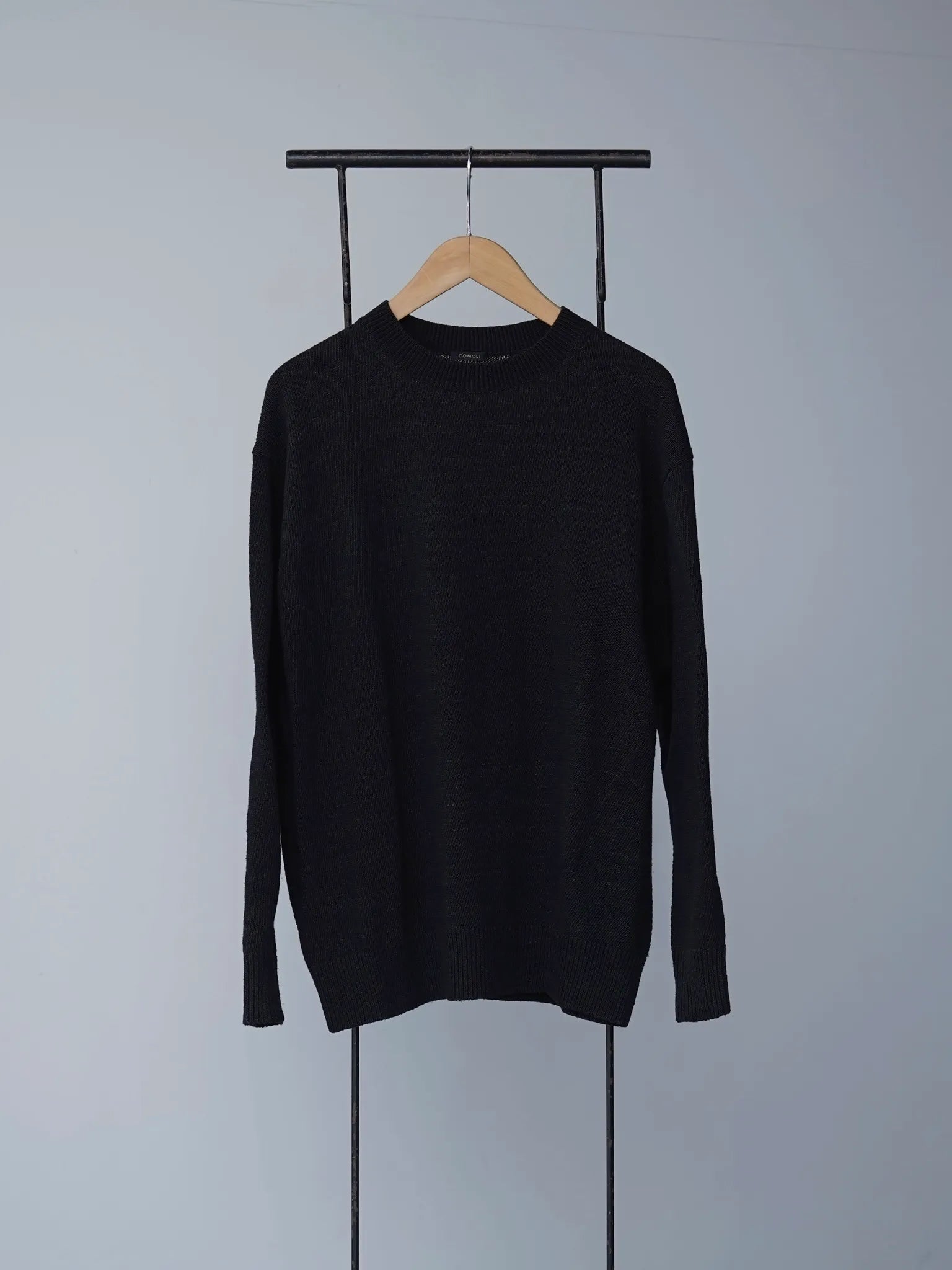 COMOLI 8G クルーネックニット BLACK | CASANOVA&CO (カサノヴァアンド COMOLI 8G クルーネックニット BLACK | CASANOVA&CO (カサノヴァアンド