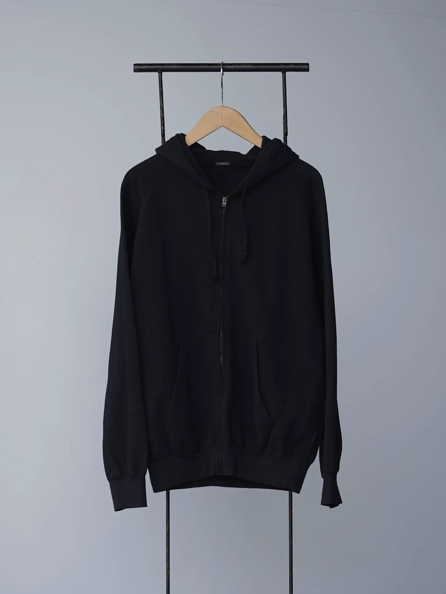 COMOLI LWコットン裏毛 ジップパーカ BLACK | CASANOVA&CO (カサノヴァ