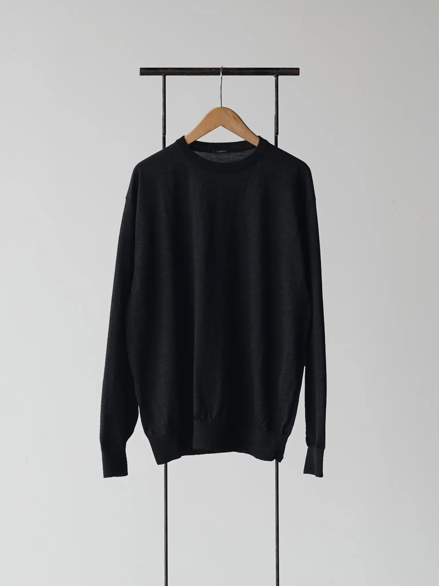 COMOLI ウール クルーネックニット CHARCOAL | CASANOVA&CO