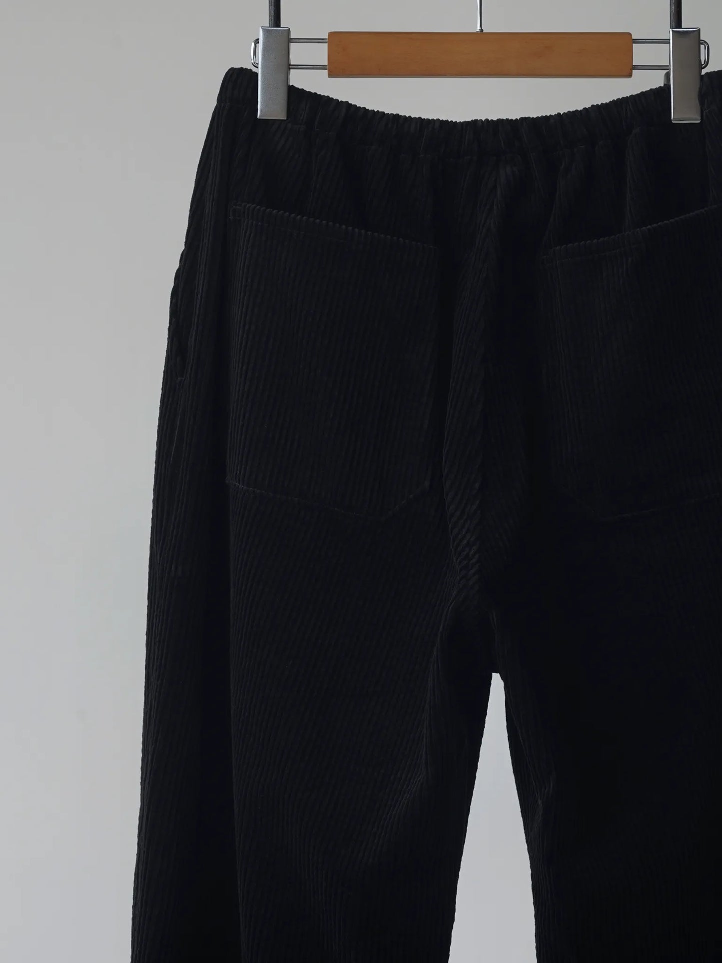 comoli-コーデュロイ-ドローストリングパンツ-black-3