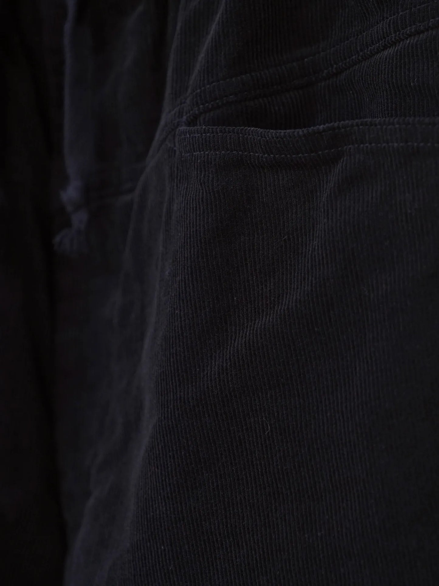 COMOLI | コーデュロイ ドローストリングパンツ BLACK