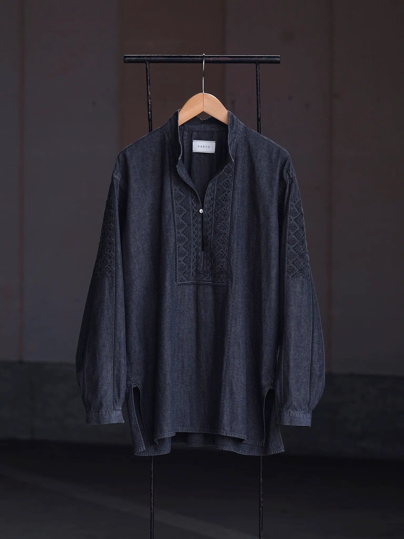 SARTO [COTTON CHAMBRAY] EMBROIDERY SKIPPER SHIRT WASHED BLACK