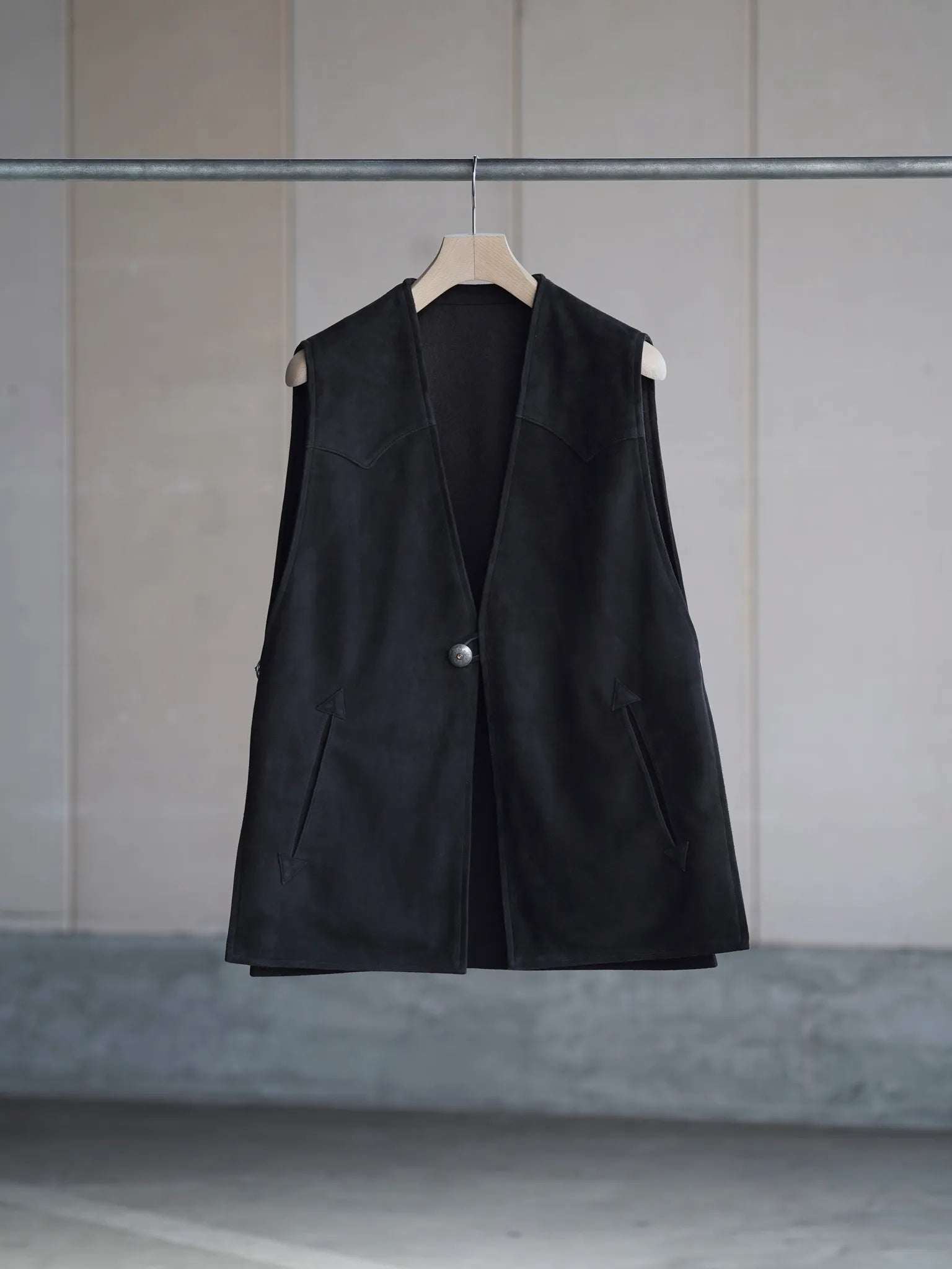 SARTO [MONGOLIAN LAMB SUEDE] REVERSIBLE VEST EBONY | CASANOVA&CO