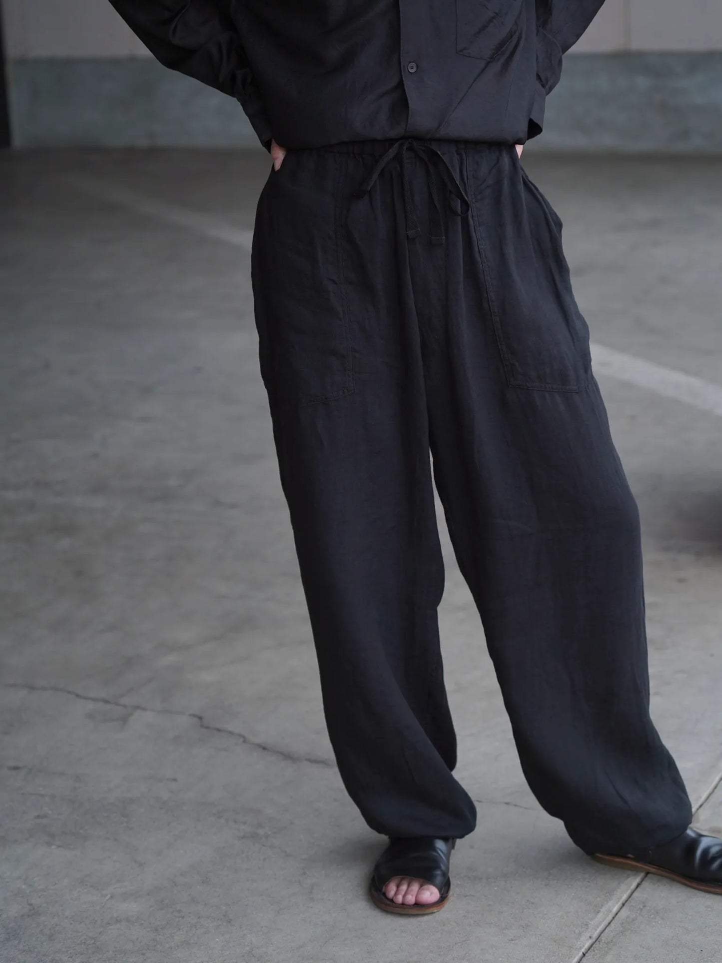 COMOLI | リネンWクロス ドローストリングパンツ BLACK