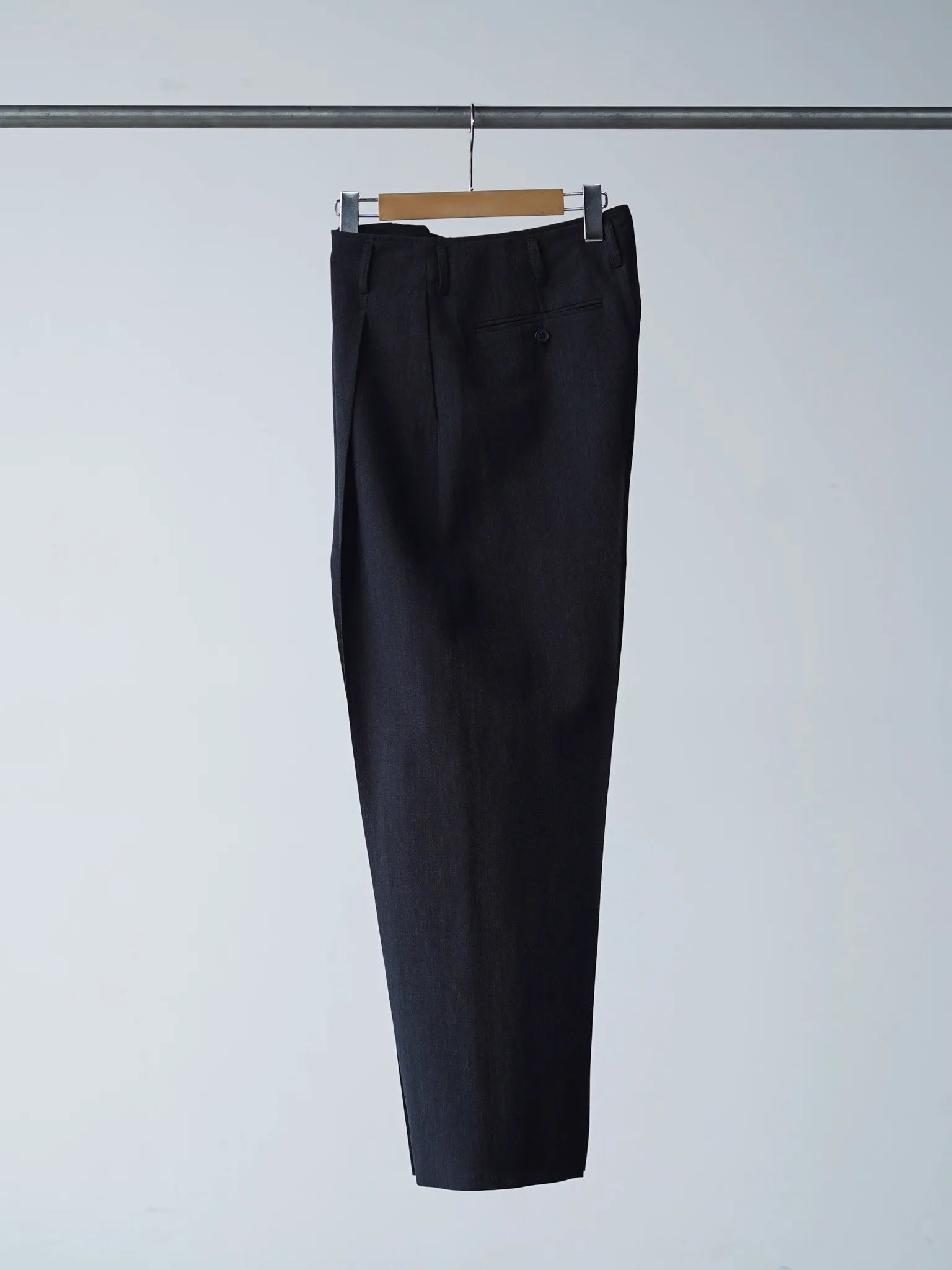 山内 ウール× 和紙・サイドシームレスワンタックパンツ charcoal black
