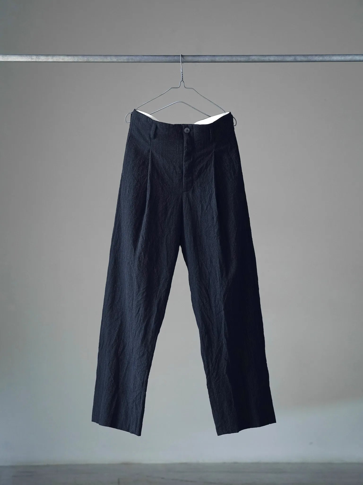 calmlence SINGLE PLEATED WIDE STRAIGHT BLKST | CASANOVA&CO