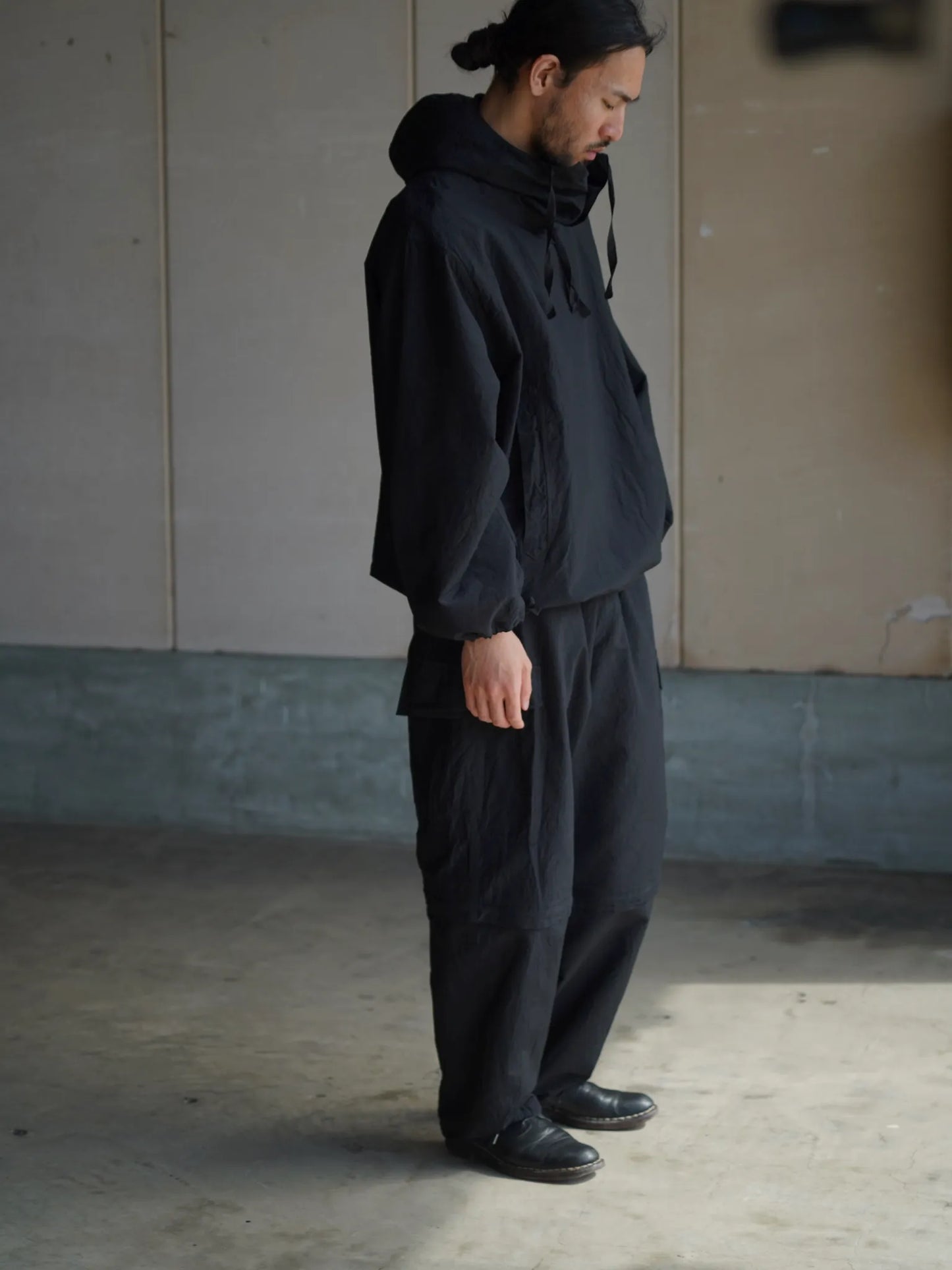 comoli-リップストップ-スモックパーカ-black-2