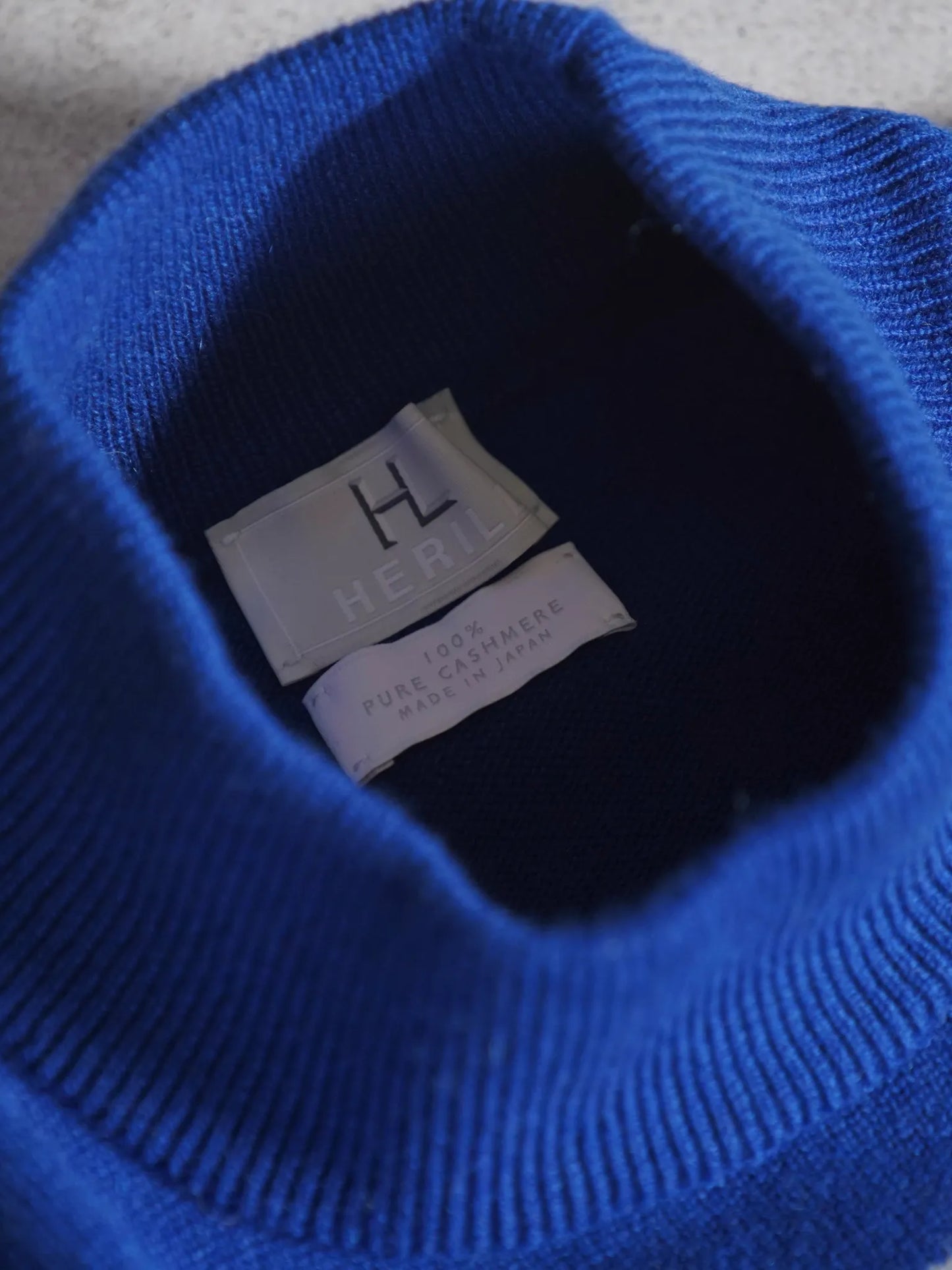 HERILL | Cashmere Mockneck Blue
