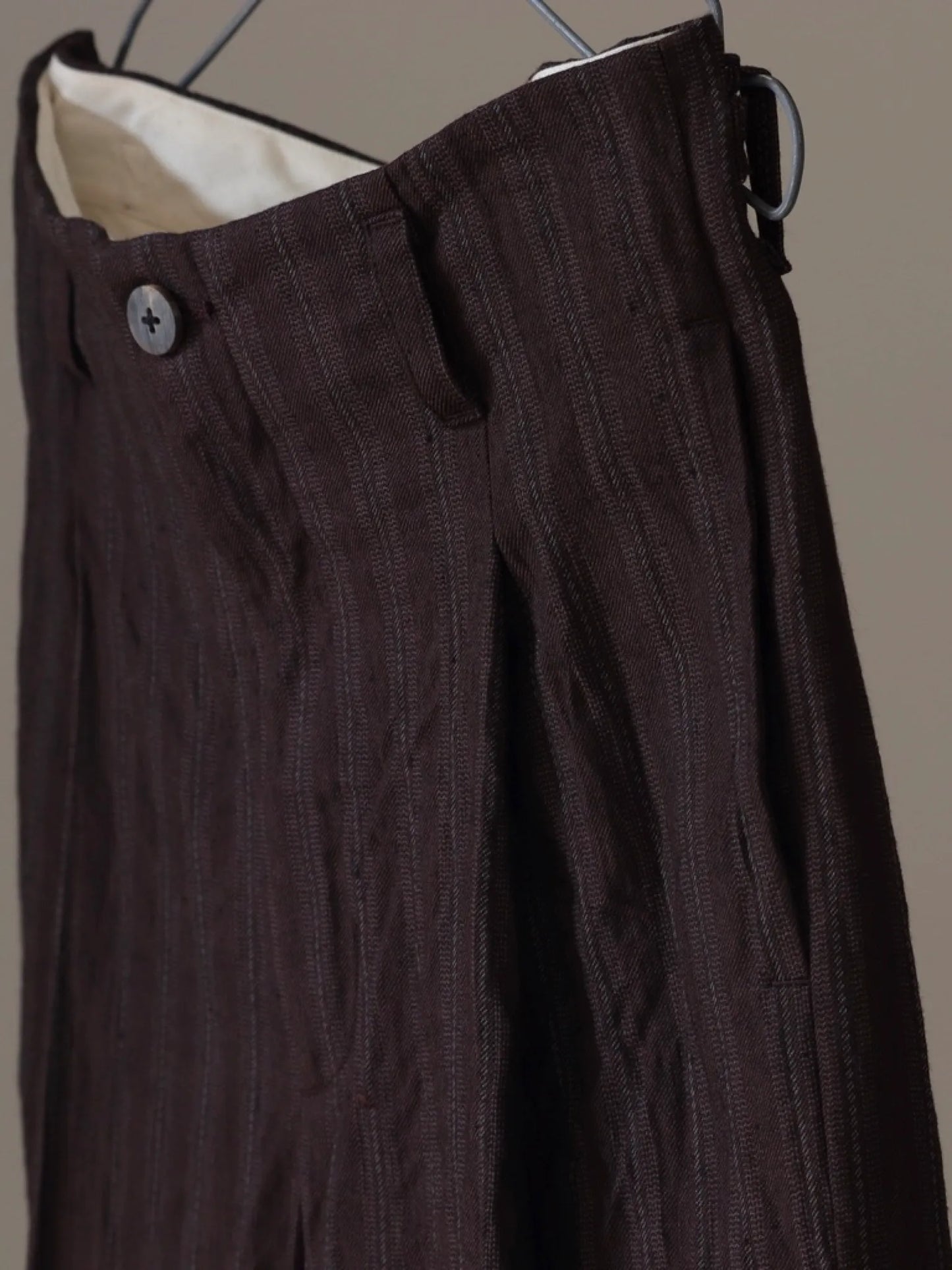 calmlence-single-pleated-wide-pants-brn-6