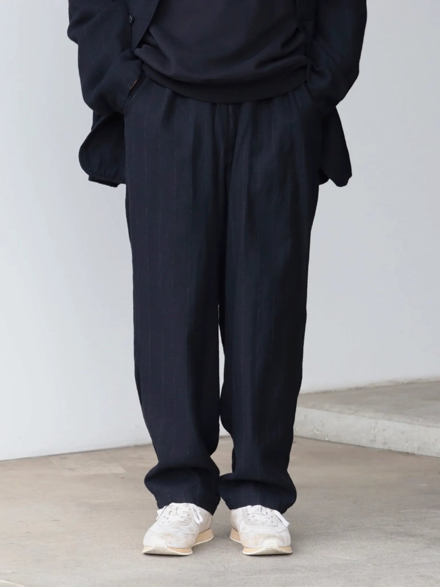 comoli-ストライプ-テーパードパンツ-stripe-1