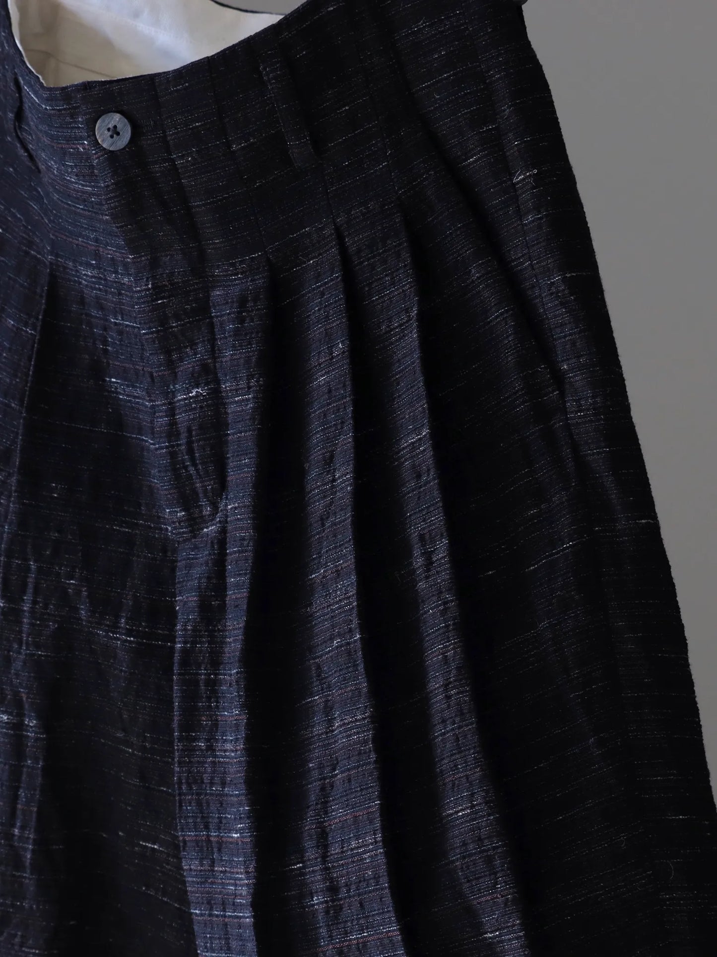 calmlence-triple-pleated-wide-tapered-blk-brn-4