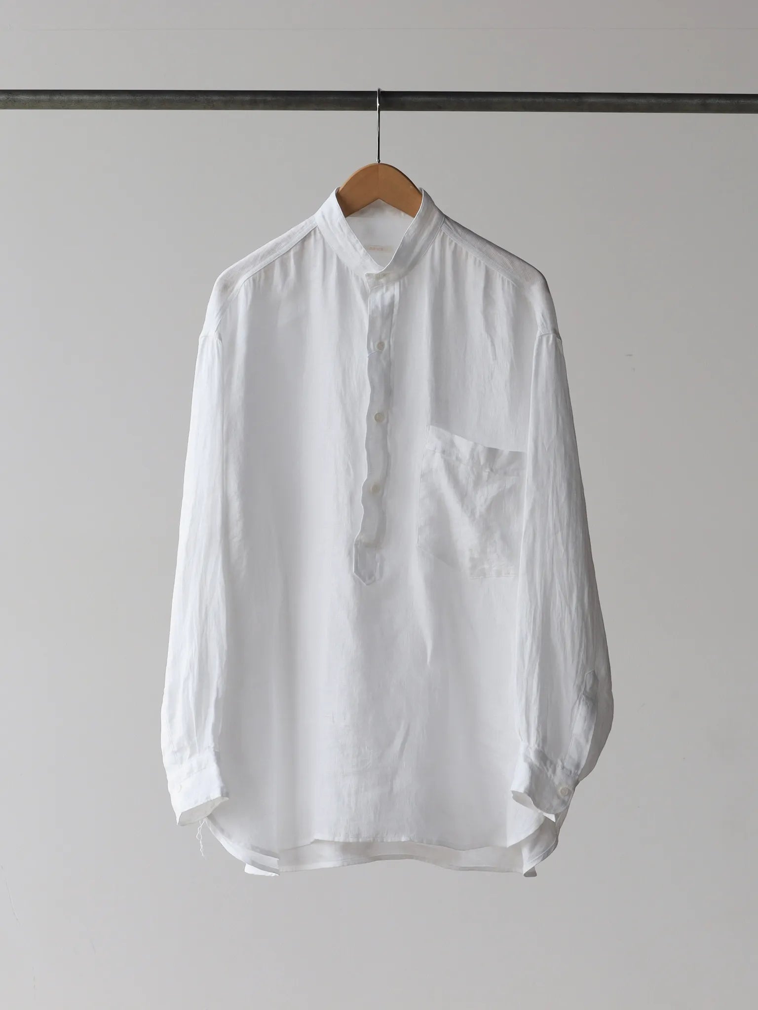 comoli 25SS リネンwクロスプルオーバーシャツ サイズ1 ホワイト comoli 25SS リネンwクロスプルオーバーシャツ サイズ1 ホワイト