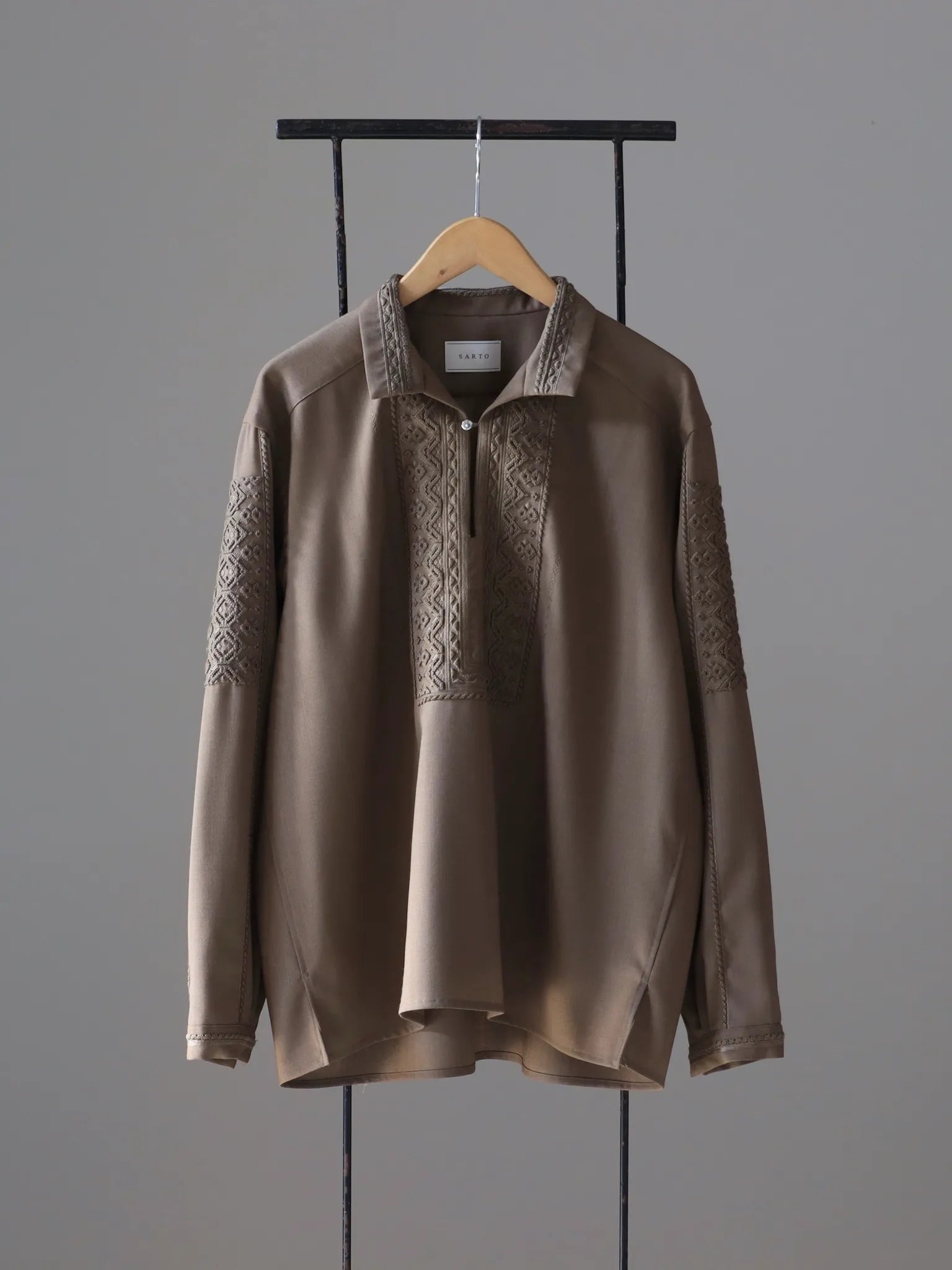 SARTO EMBROIDERY SKIPPER PULL OVER BROWN | CASANOVA&CO (カサノヴァ