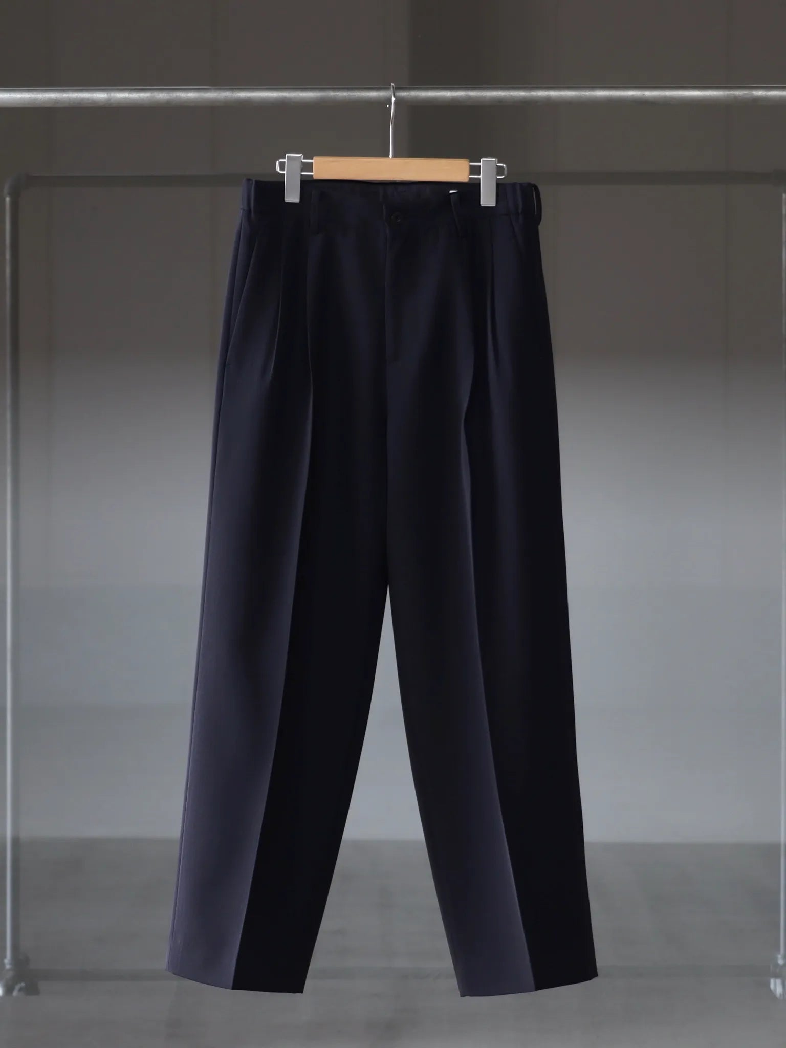 IRENISA TWO TUCKS WIDE TROUSERS DARK NAVY | CASANOVA&CO (カサノヴァアンドコー)  オンライン通販サイト