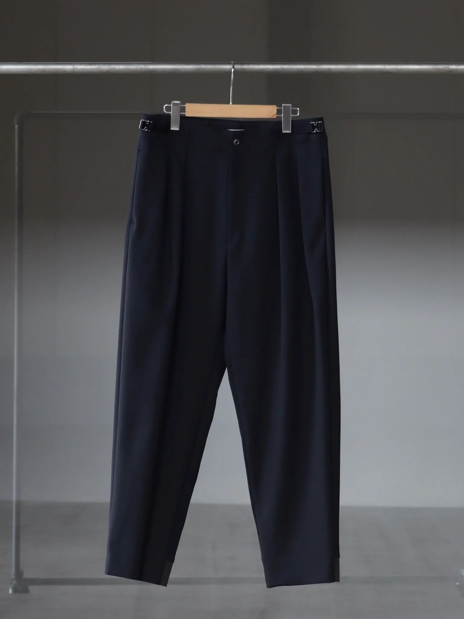 IRENISA | TWO TUCKS TAPERED TROUSERS BLACK