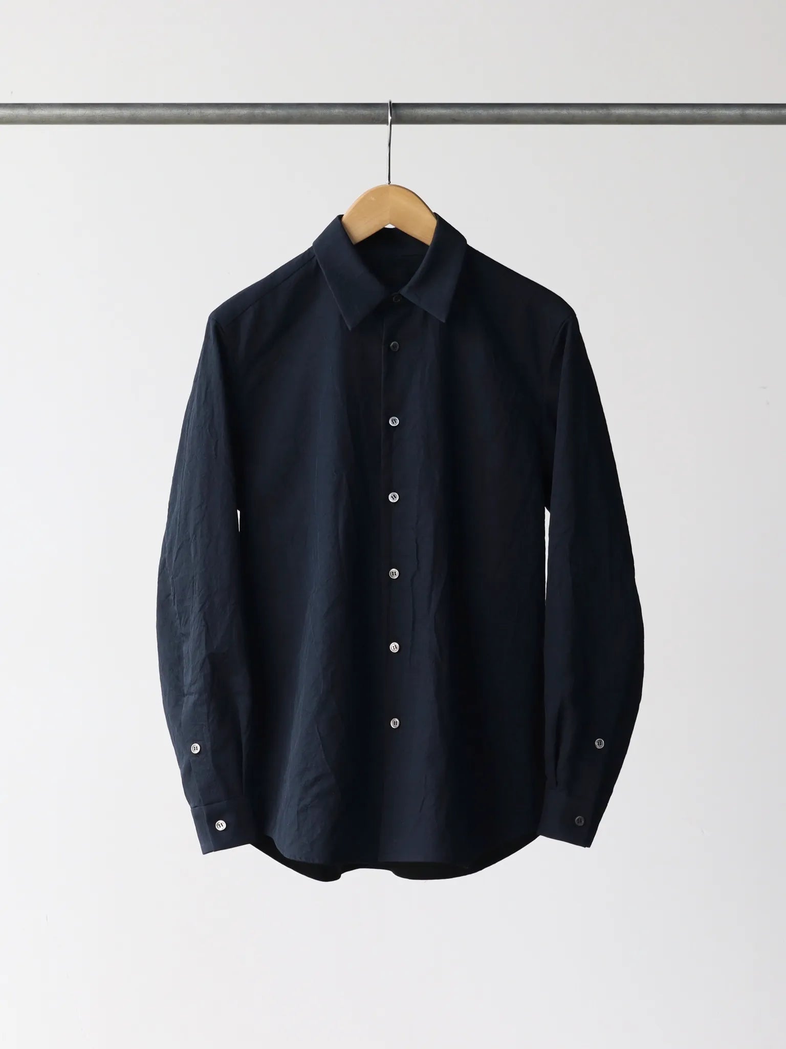 山内 塩縮加工コットンリネンシャツ charcoal navy | CASANOVA&CO 山内 塩縮加工コットンリネンシャツ charcoal navy | CASANOVA&CO