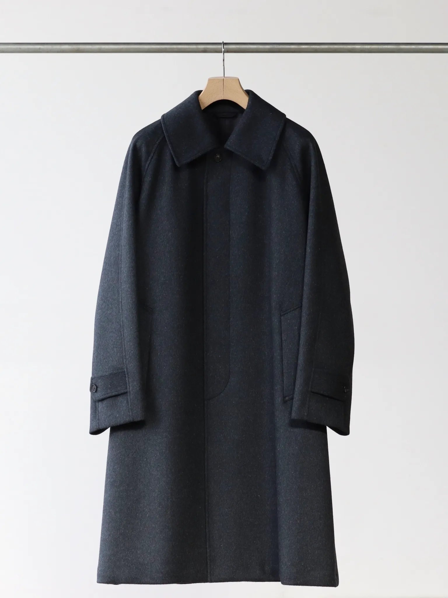 The CLASIK MAC COAT CHARCOAL | CASANOVA&CO (カサノヴァアンドコー