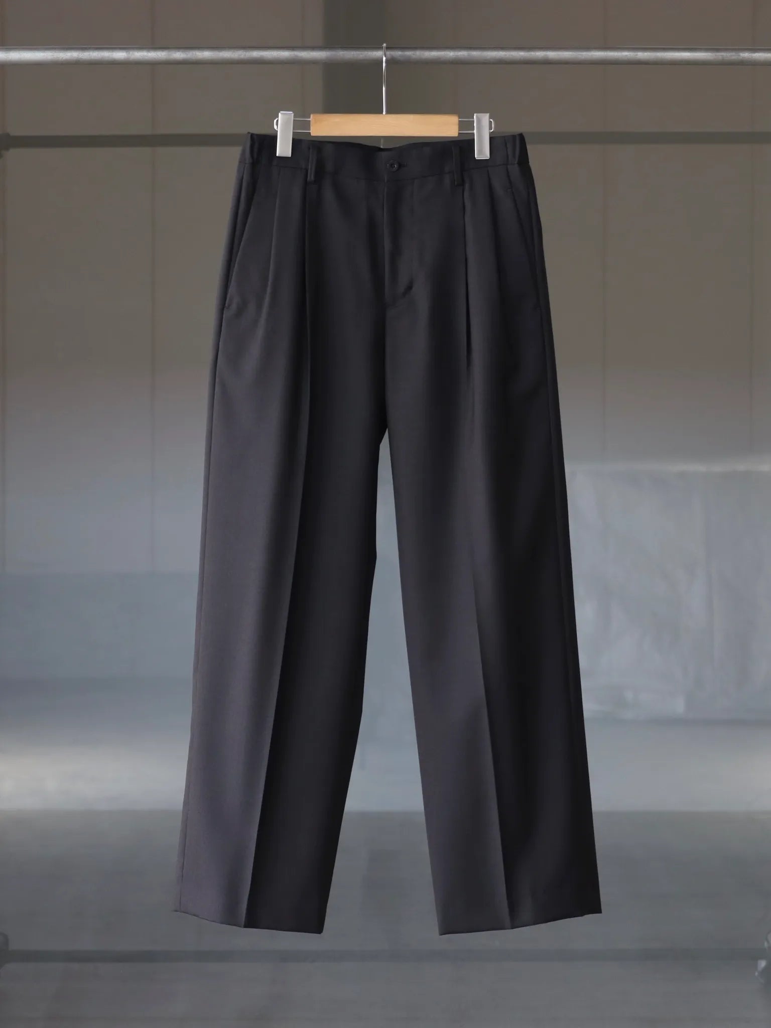 IRENISA | TWO TUCKS WIDE TROUSERS DARK CHARCOAL