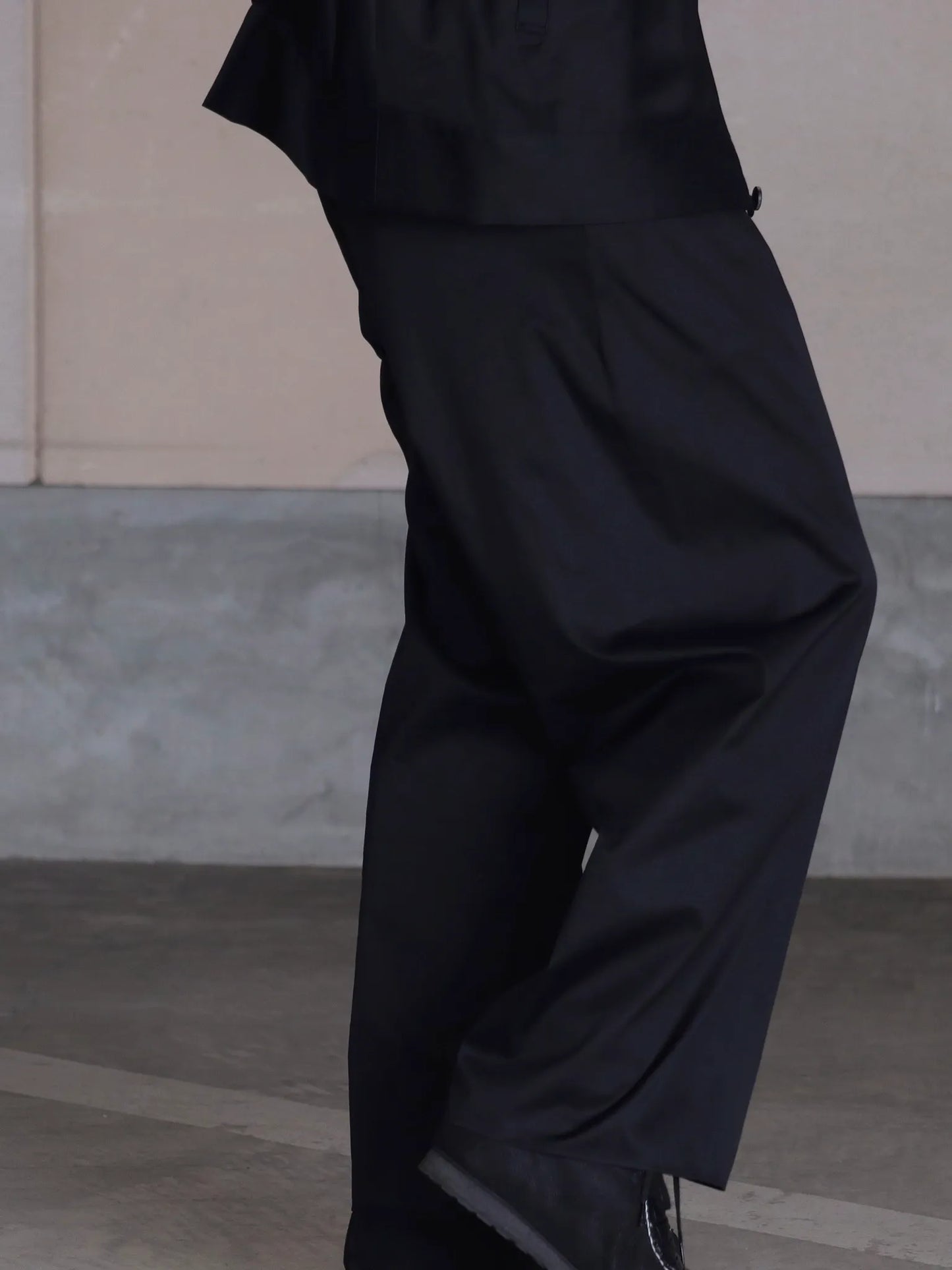 nonnotte-draping-elastic-in-tuck-wide-trousers-caviar-5