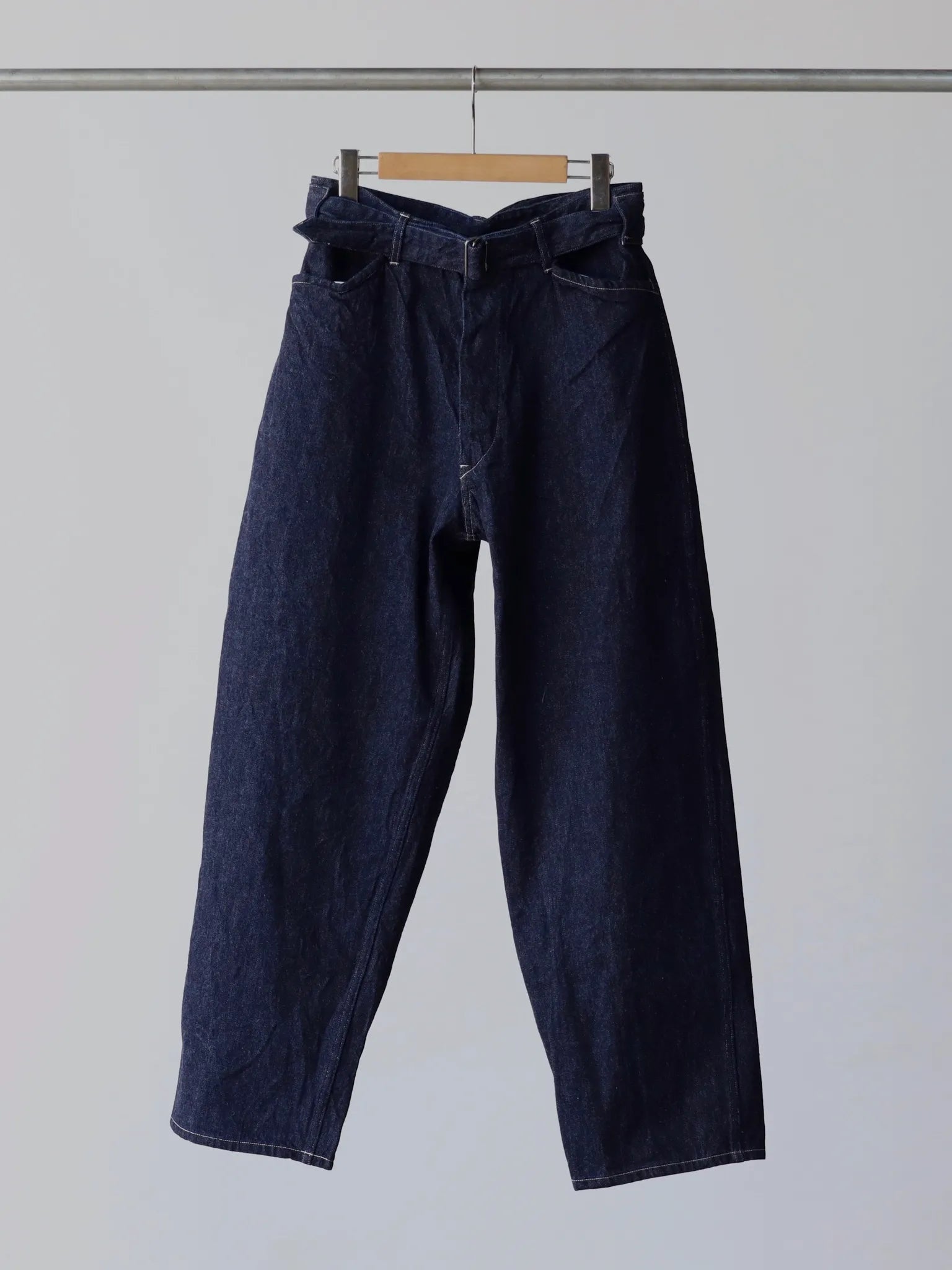 COMOLI BELTED WIDE DENIM COMOLI BELTED WIDE DENIM
