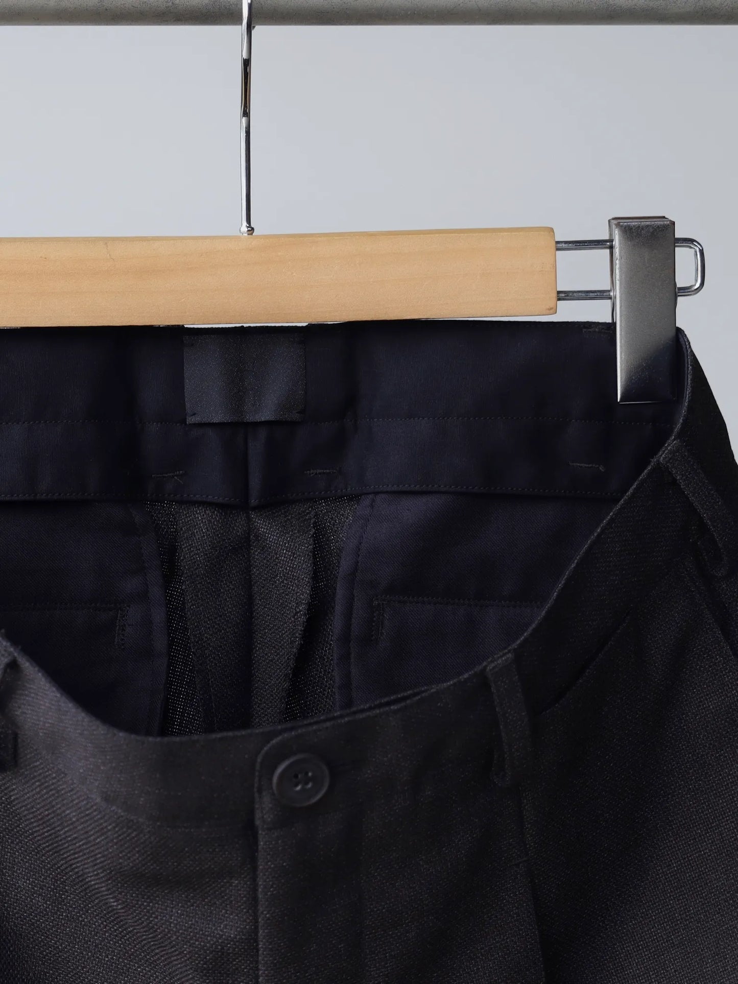 山内-ウールメッシュクロス-ワンタックスラックス-charcoal-brown-5