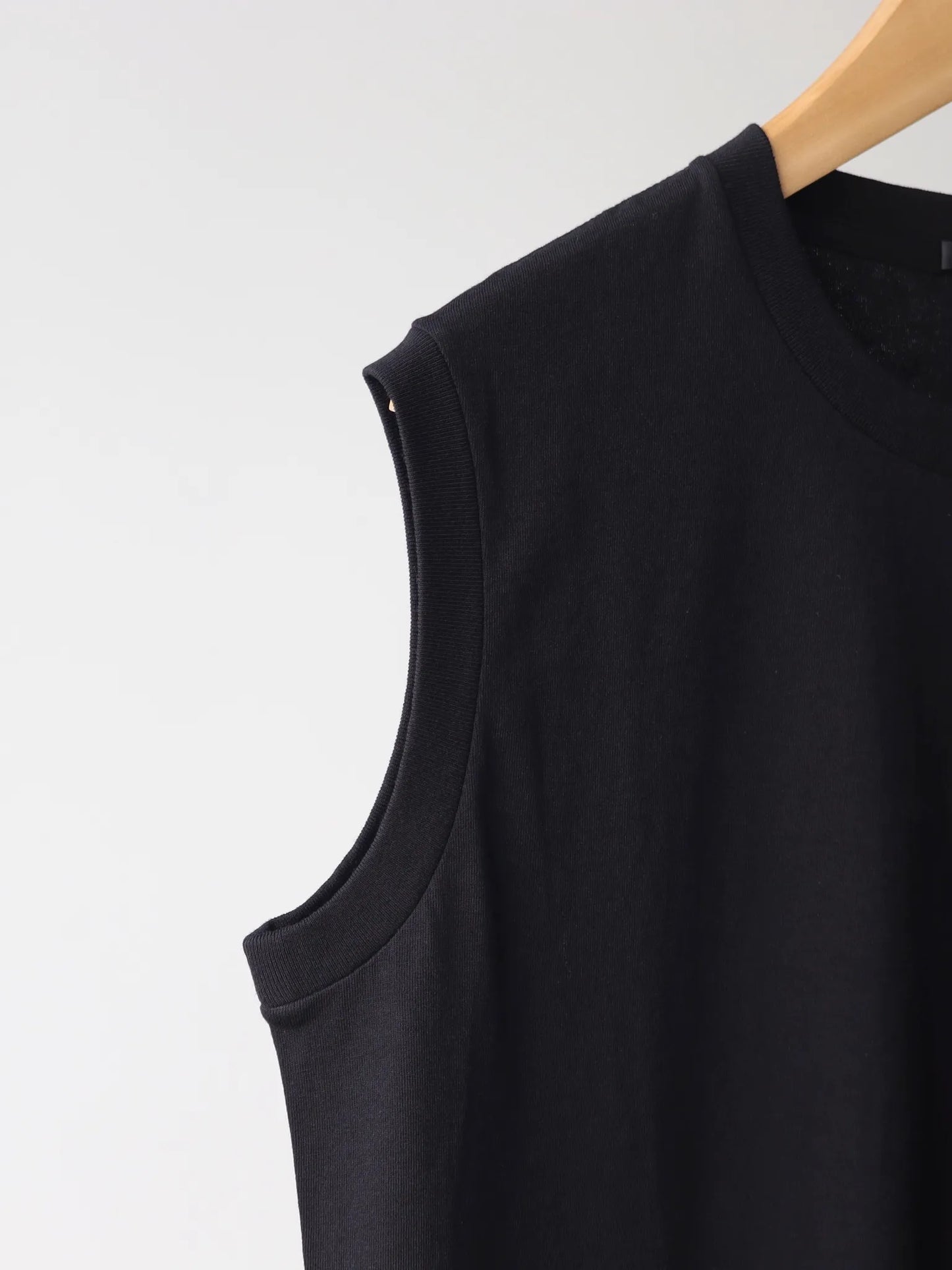 comoli-コットンジャージ-ノースリーブ-black-2