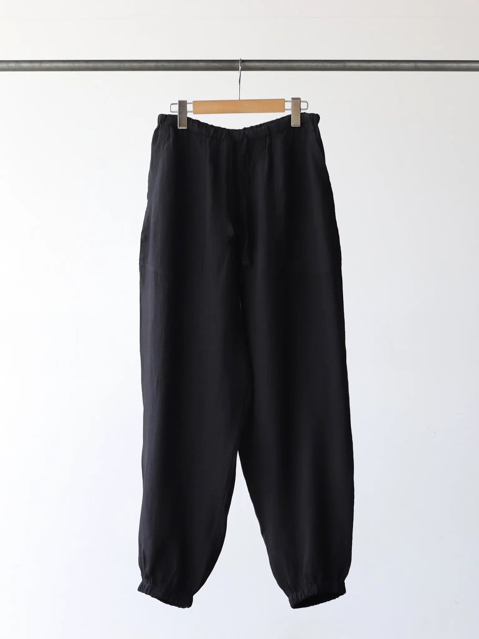 COMOLI Linen W Cross Drawstring Pants BLACK | CASANOVA& COMOLI Linen W Cross Drawstring Pants BLACK | CASANOVA&