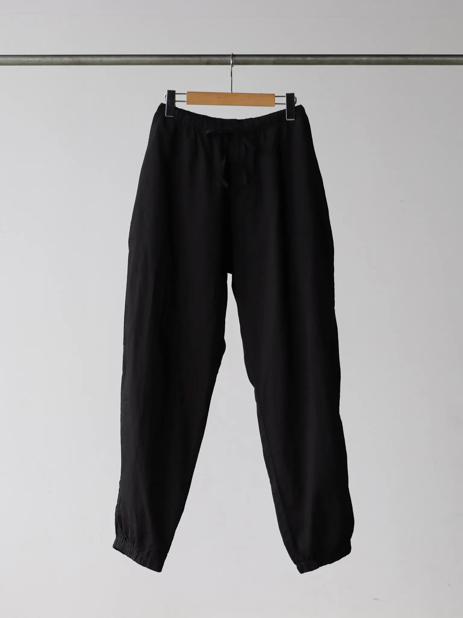 COMOLI KHADIコットン ドローストリングパンツ BLACK COMOLI KHADIコットン ドローストリングパンツ BLACK