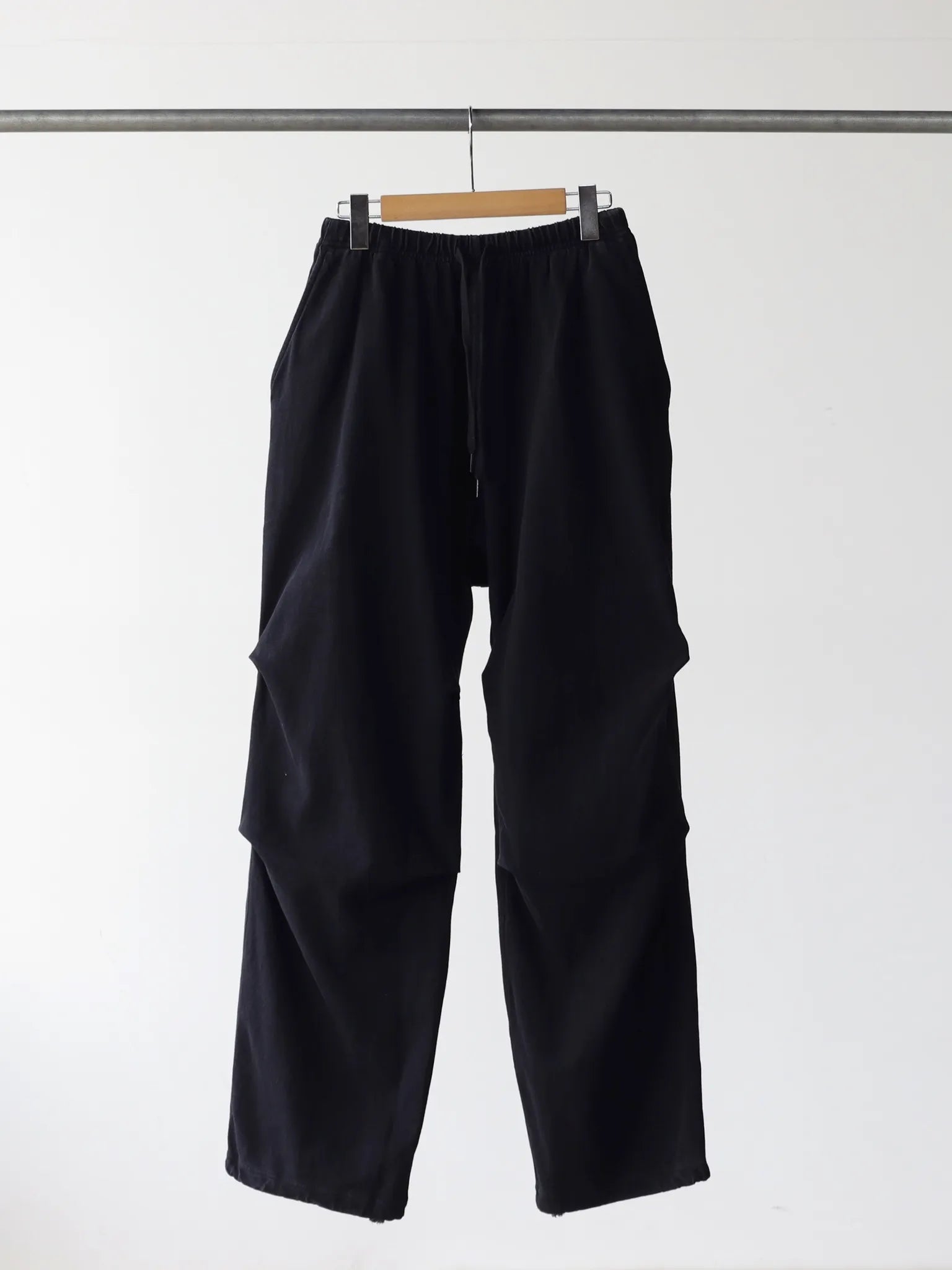 COMOLI コットンジャージ ニータックパンツ BLACK | CASANOVA&CO COMOLI コットンジャージ ニータックパンツ BLACK | CASANOVA&CO