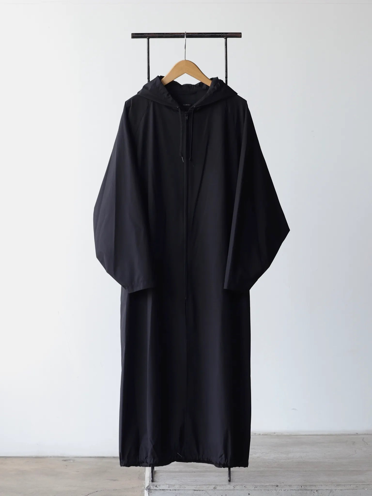 COMOLI レインコート BLACK | CASANOVA&CO (カサノヴァアンドコー COMOLI レインコート BLACK | CASANOVA&CO (カサノヴァアンドコー