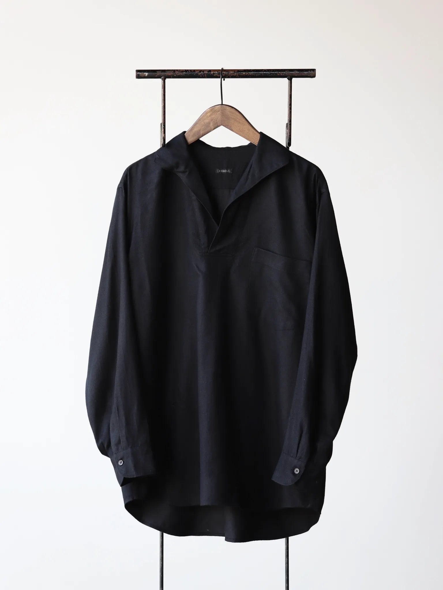 comoli コットンネルスキッパーシャツ ネイビー 2 - ファッション