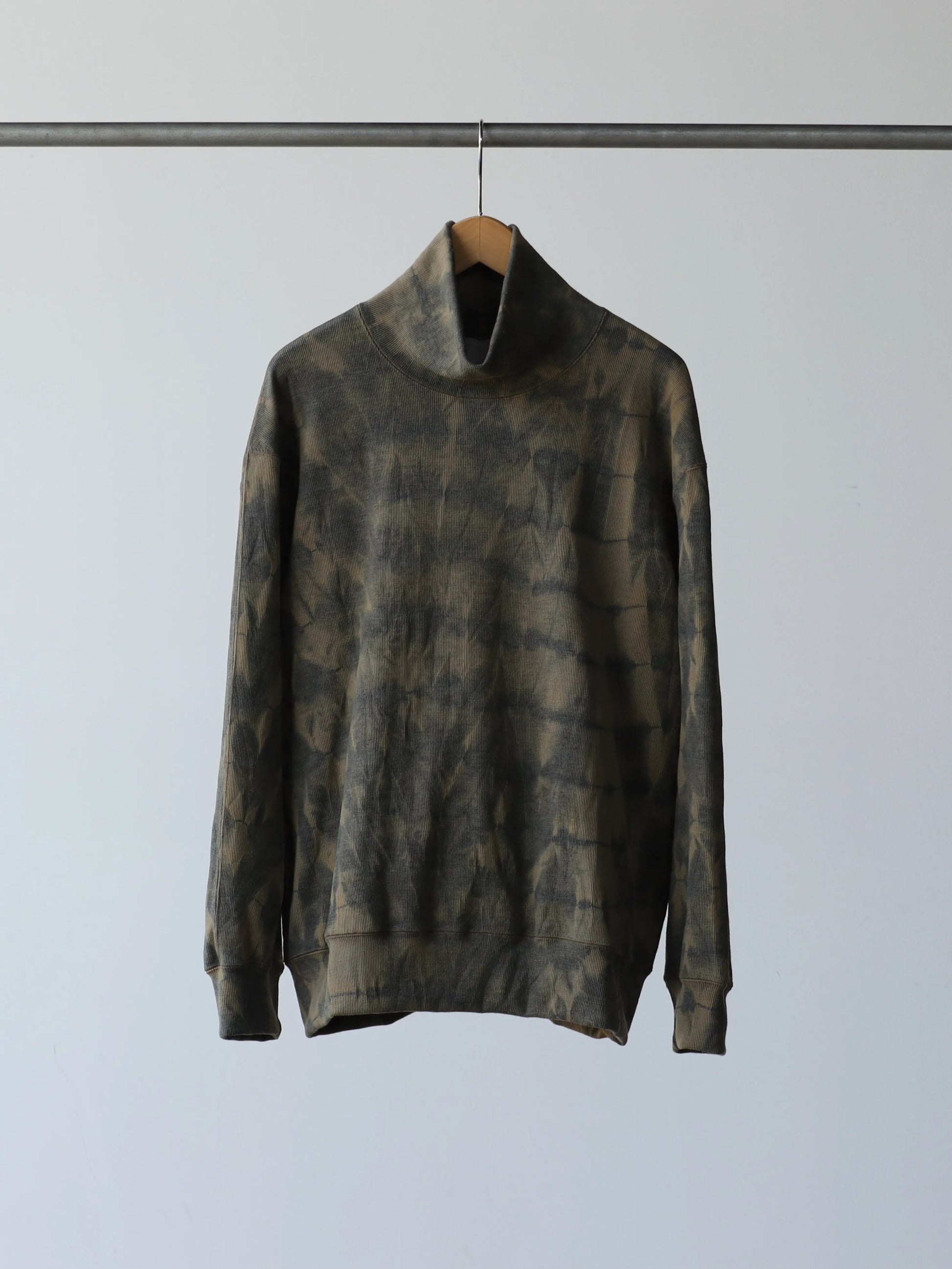 山内-有松絞り-タートルネック-オールリブトレーナー-arimatsu-khaki-1