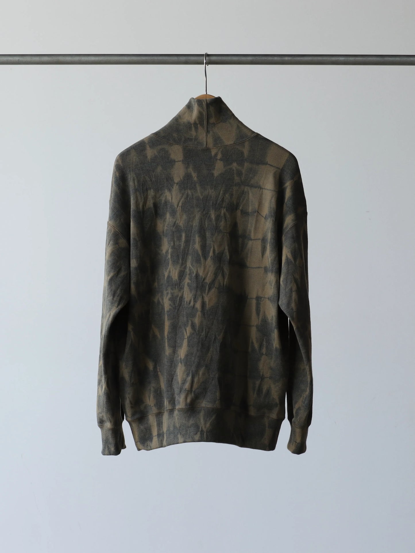 山内-有松絞り-タートルネック-オールリブトレーナー-arimatsu-khaki-2