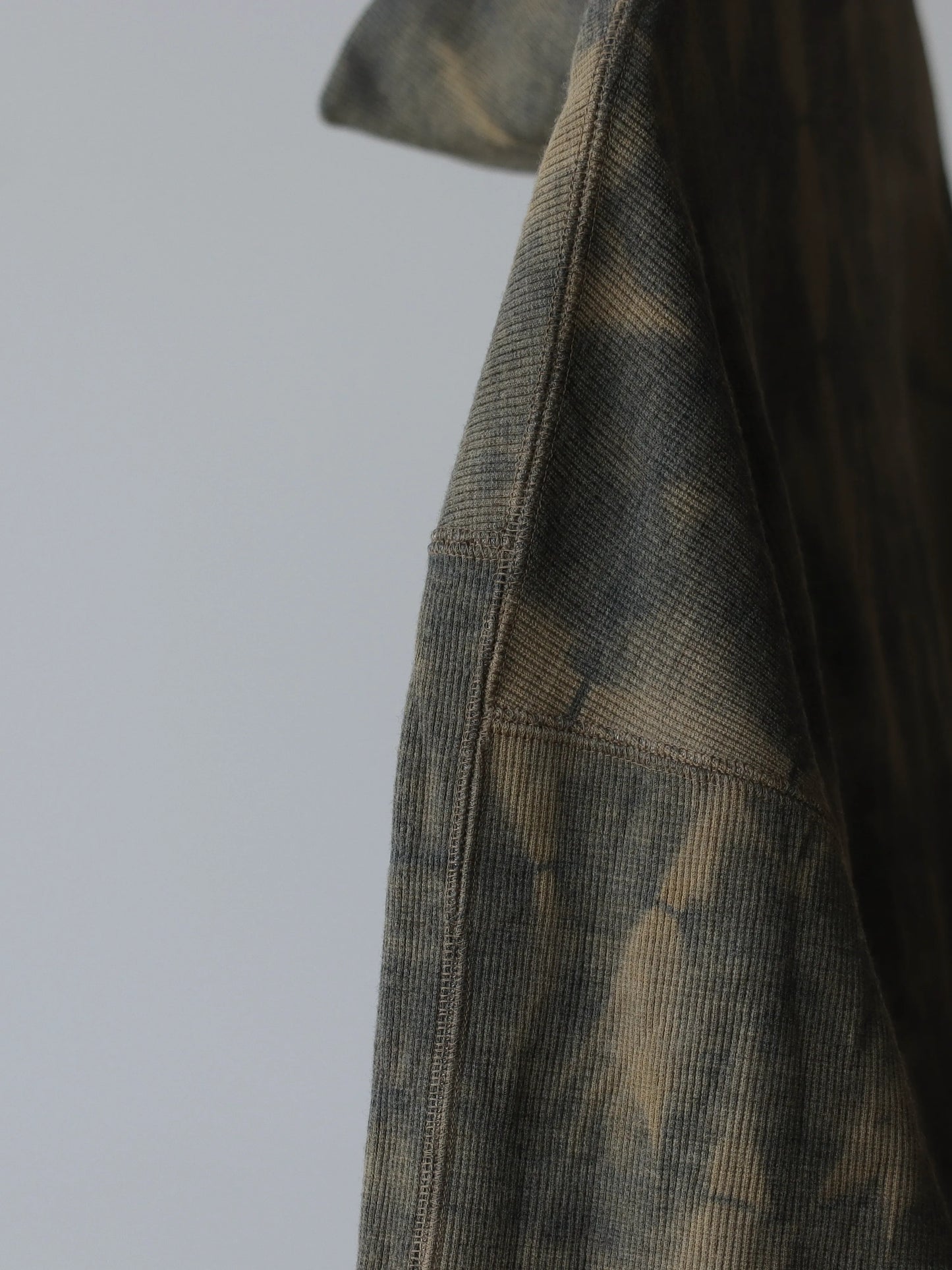 山内-有松絞り-タートルネック-オールリブトレーナー-arimatsu-khaki-3