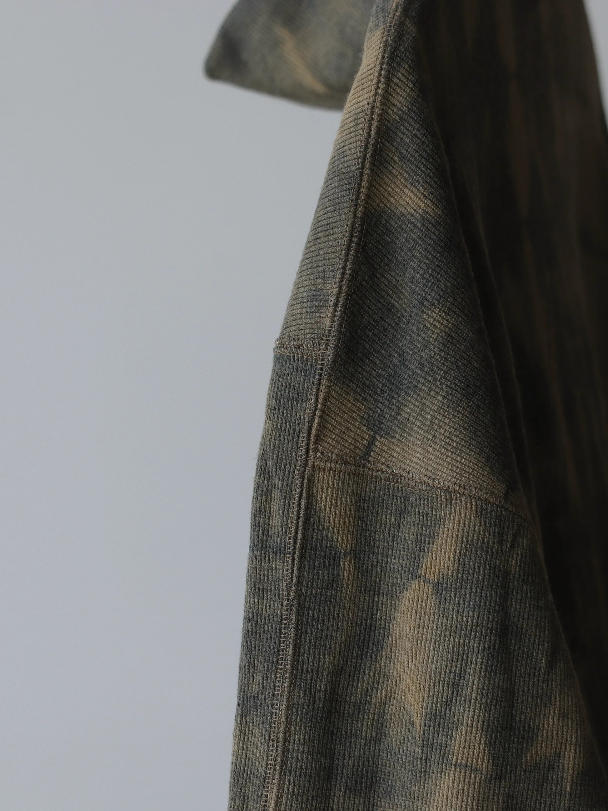 山内-有松絞り-タートルネック-オールリブトレーナー-arimatsu-khaki-3