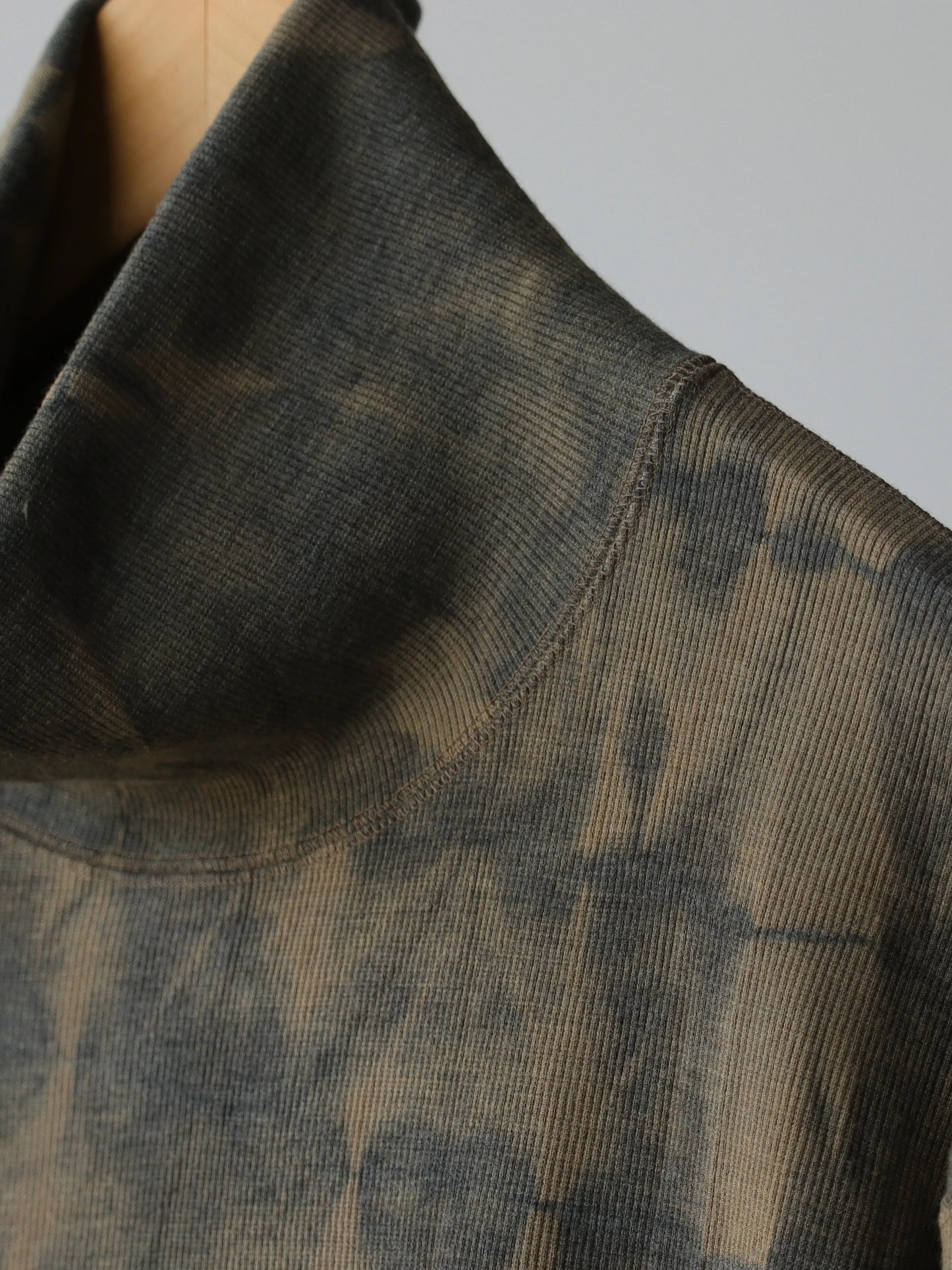 山内-有松絞り-タートルネック-オールリブトレーナー-arimatsu-khaki-4