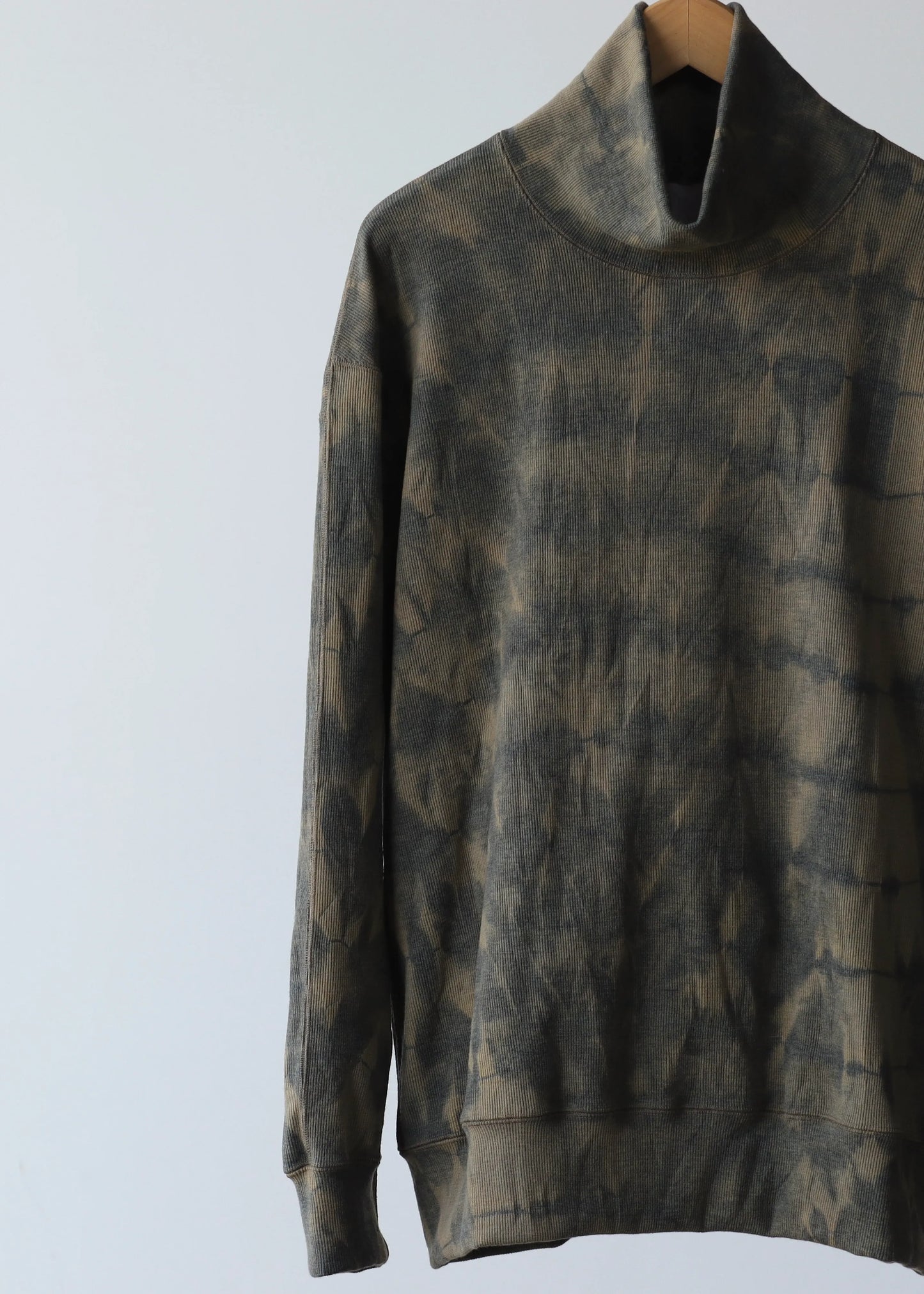 山内-有松絞り-タートルネック-オールリブトレーナー-arimatsu-khaki-6