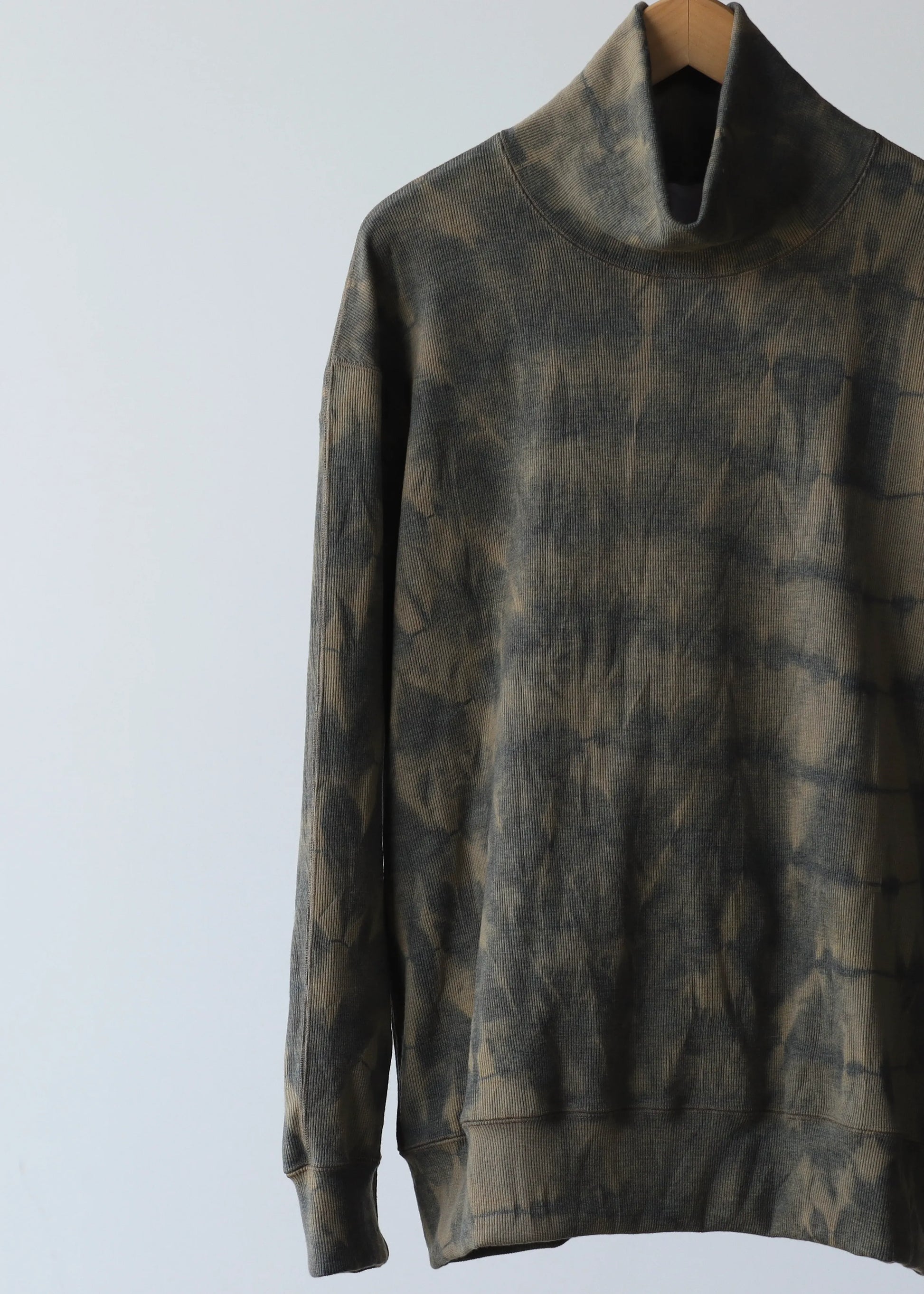 山内-有松絞り-タートルネック-オールリブトレーナー-arimatsu-khaki-6