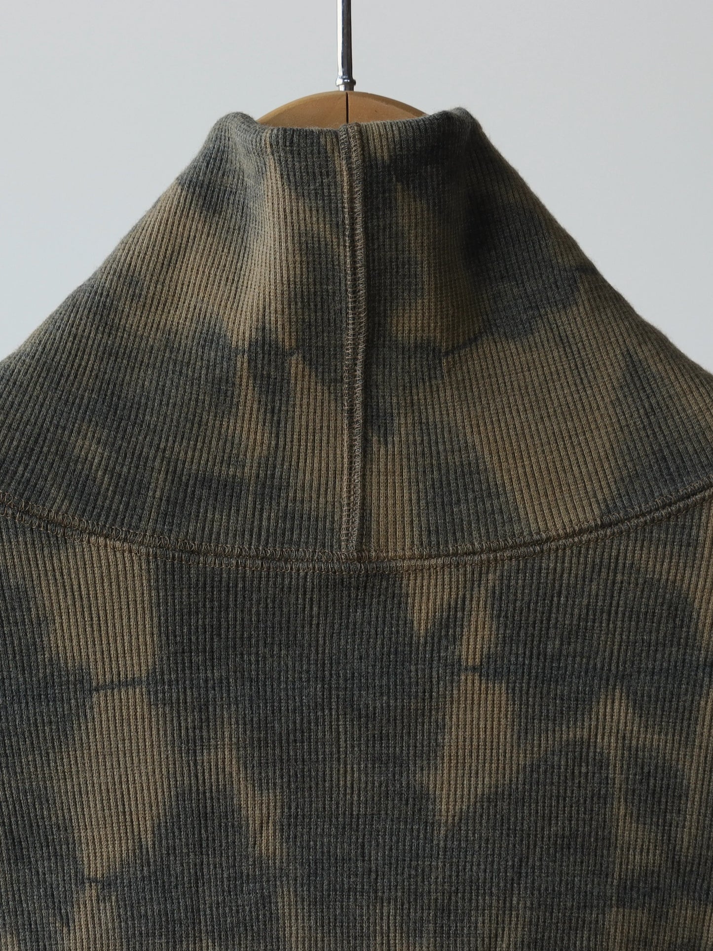 山内-有松絞り-タートルネック-オールリブトレーナー-arimatsu-khaki-7