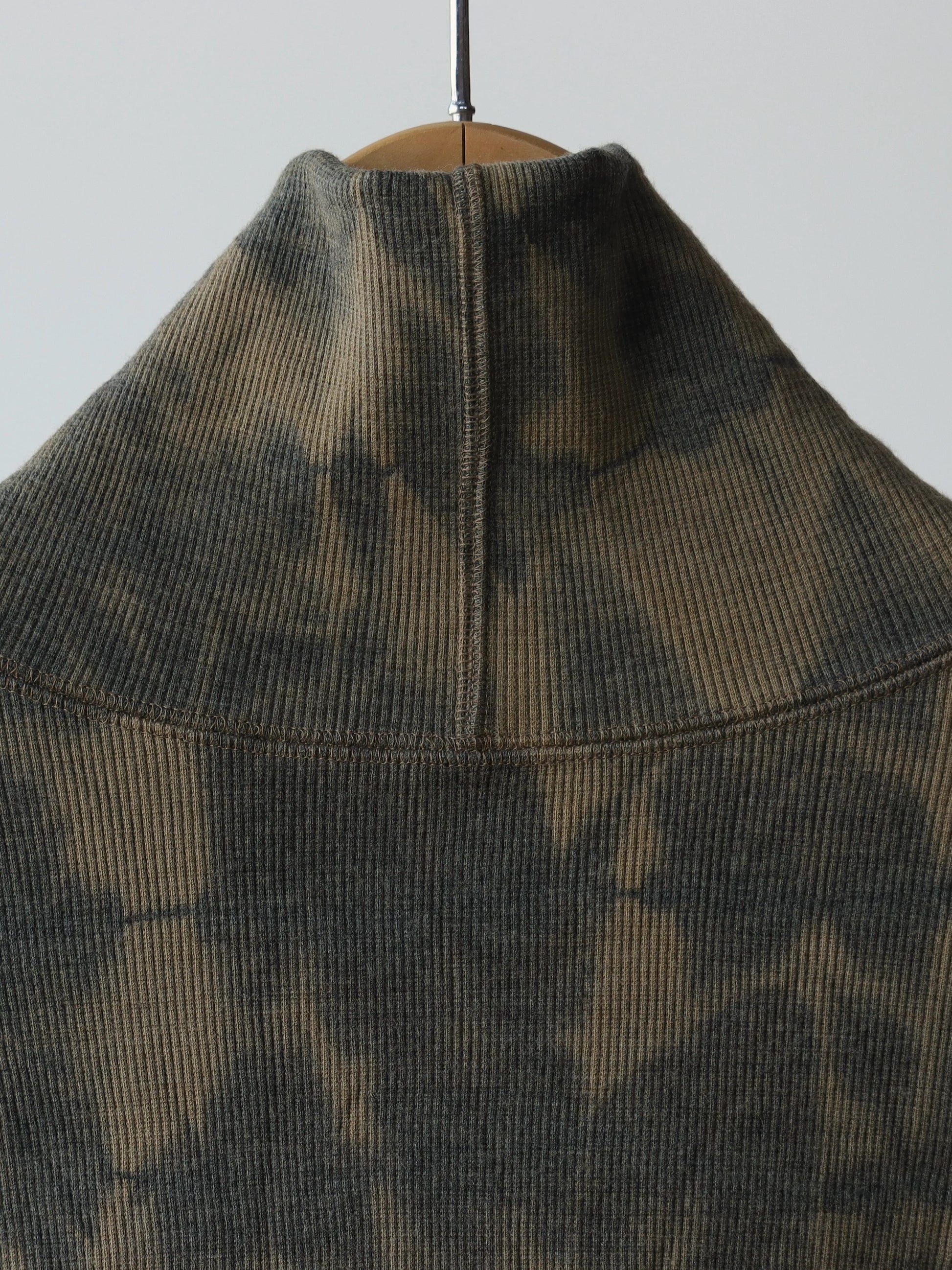 山内-有松絞り-タートルネック-オールリブトレーナー-arimatsu-khaki-7