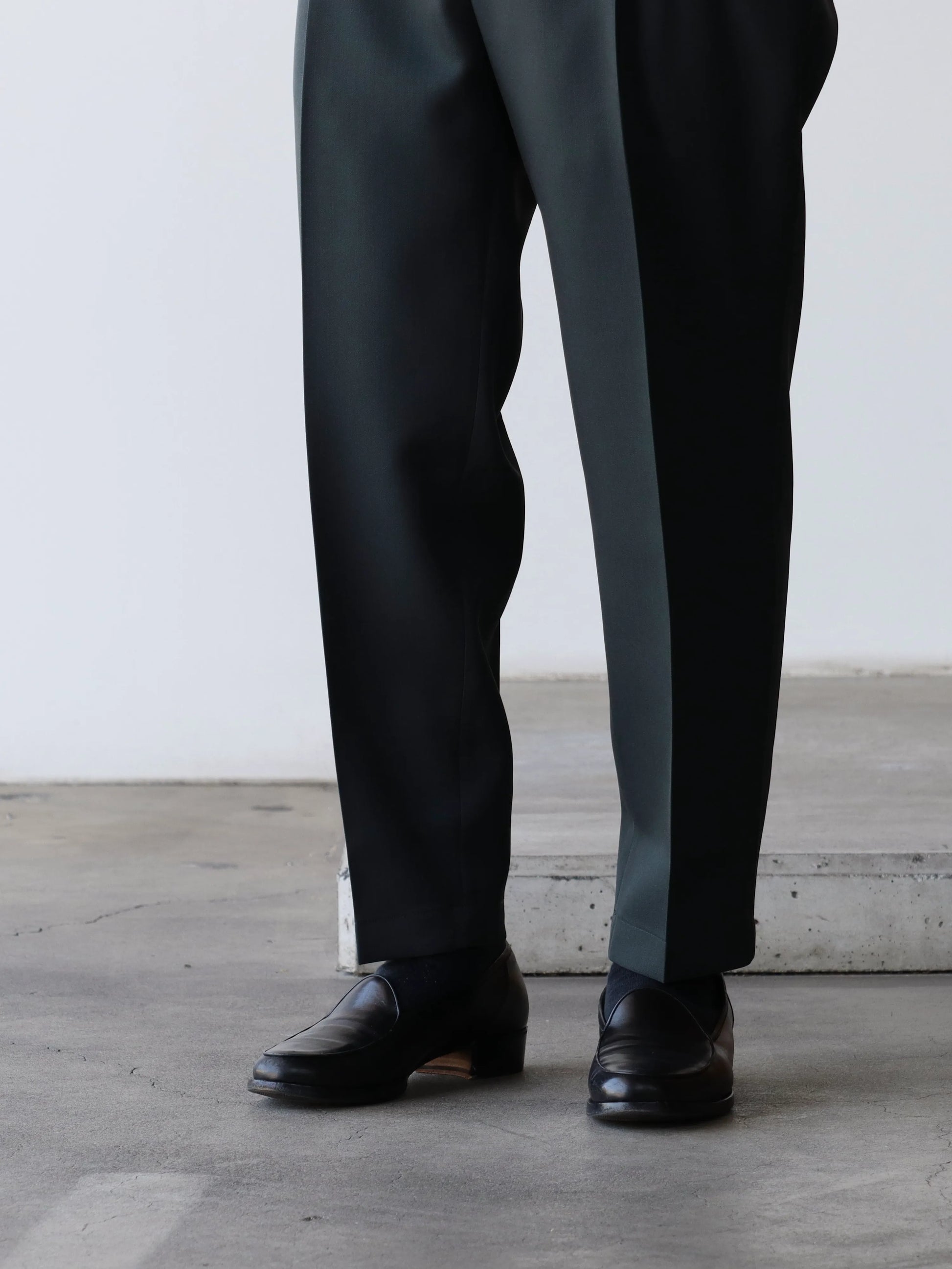 graphpaper-scale-off-wool-tapered-slacks-c-gray-4