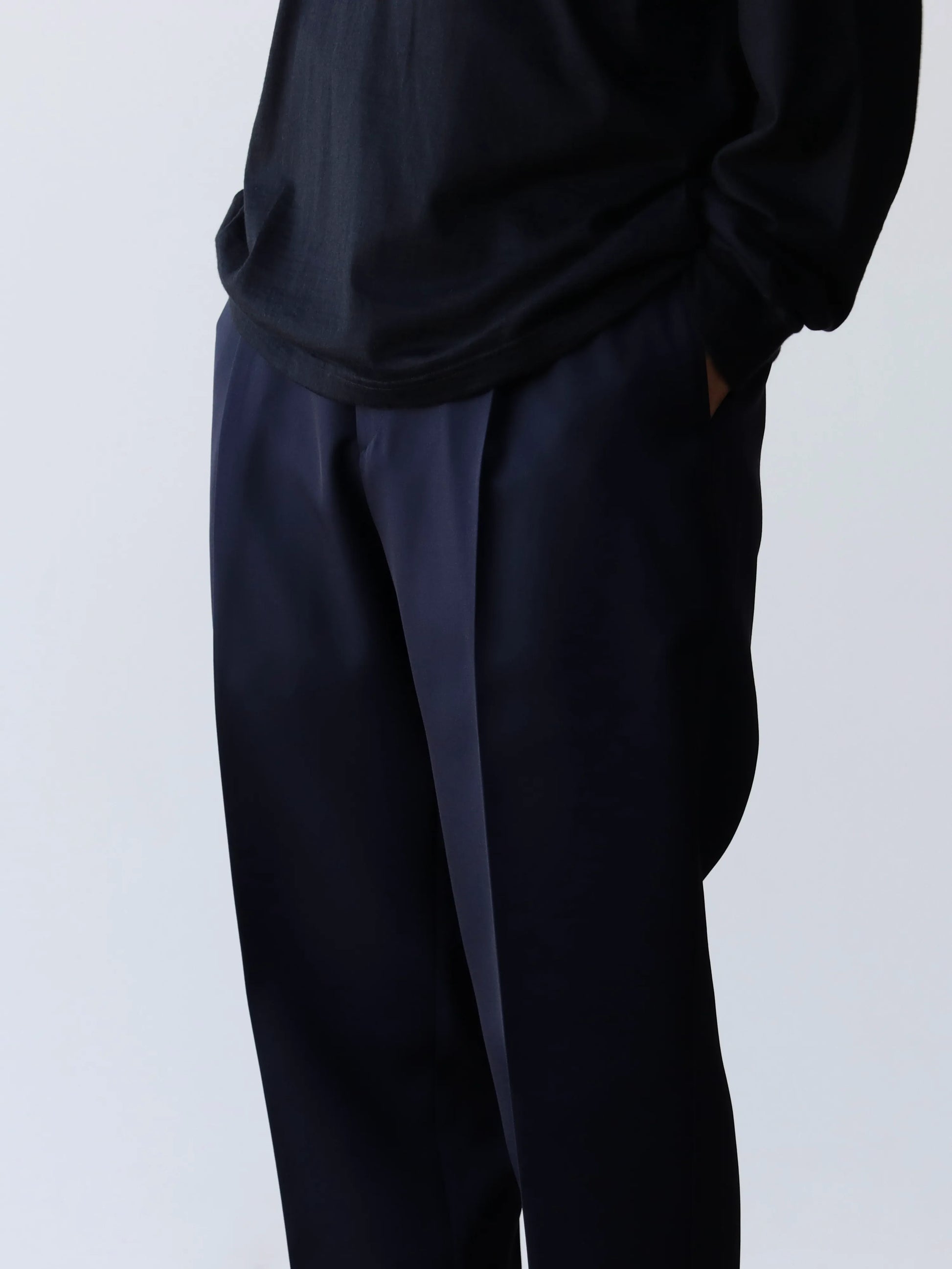graphpaper-scale-off-wool-tapered-slacks-navy-1