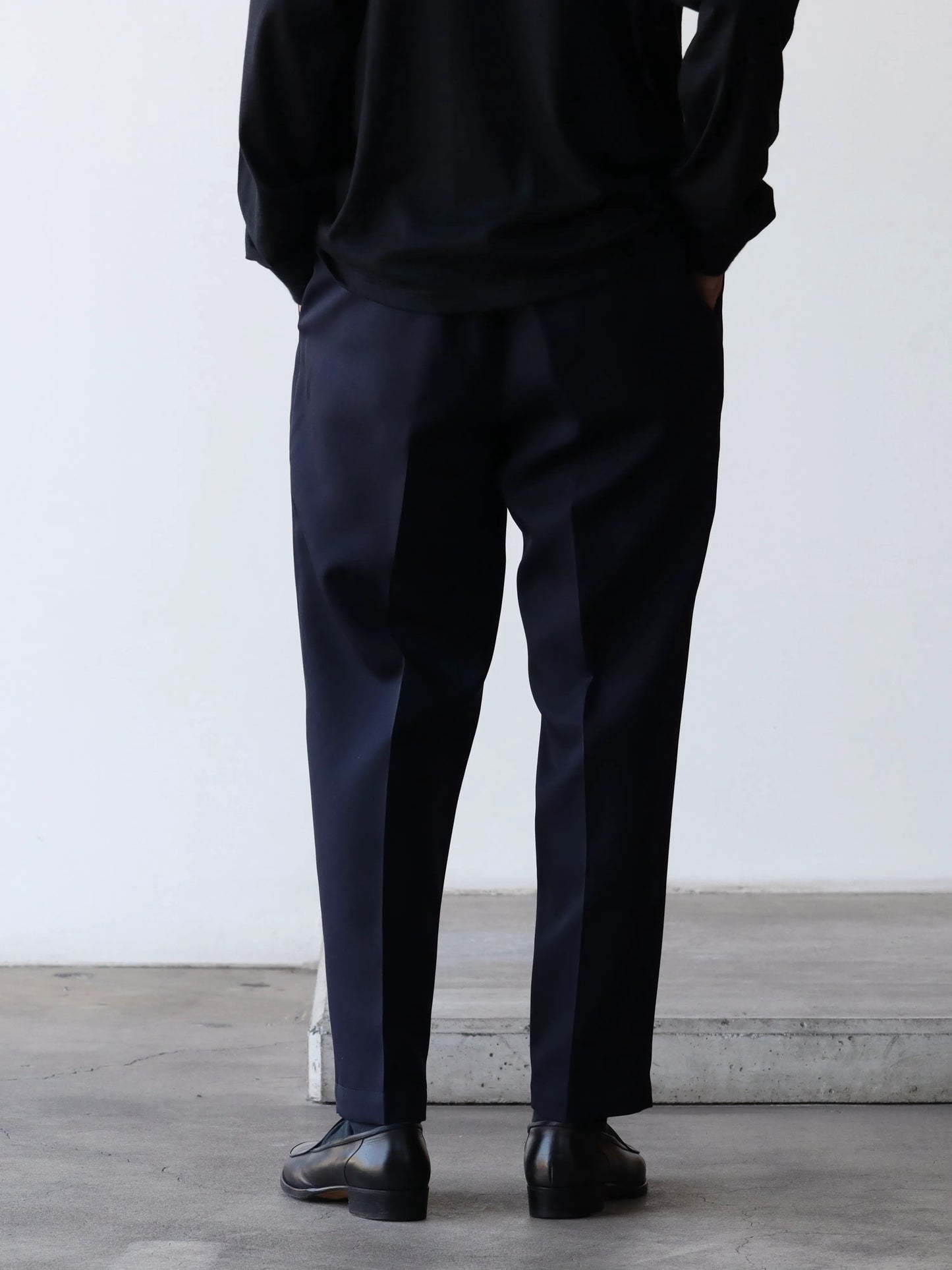 graphpaper-scale-off-wool-tapered-slacks-navy-5