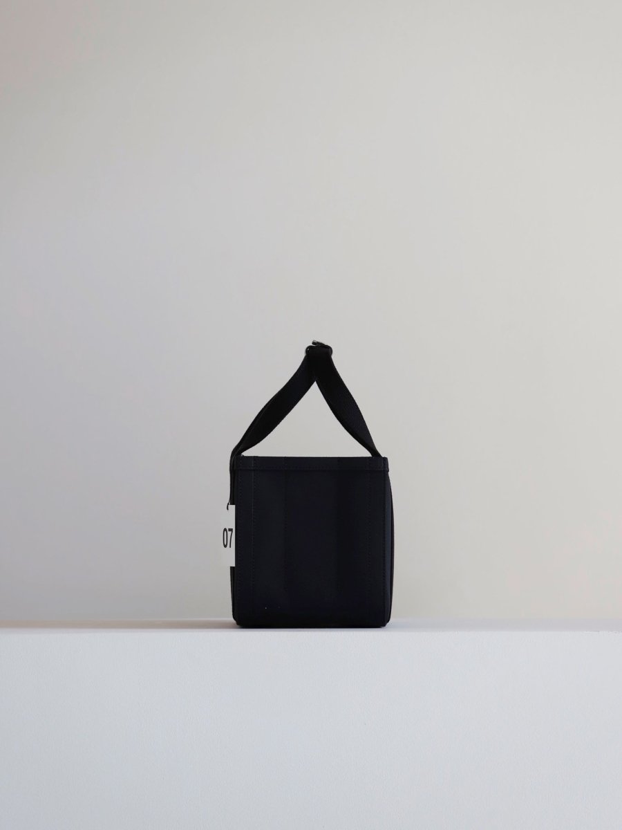 chacoli-frame-tote-07-black-2