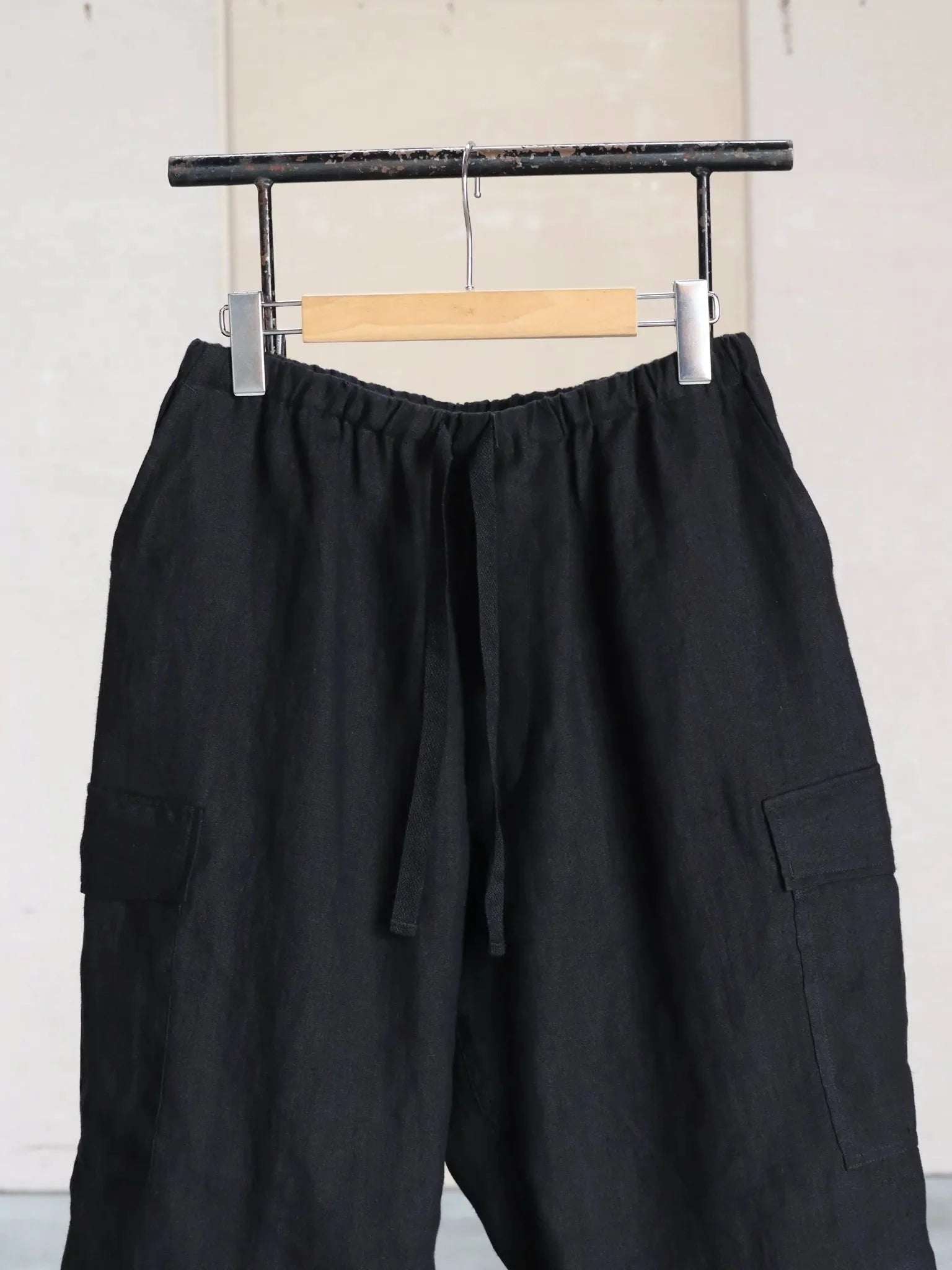 comoli-canapa-cargo-shorts-black-3