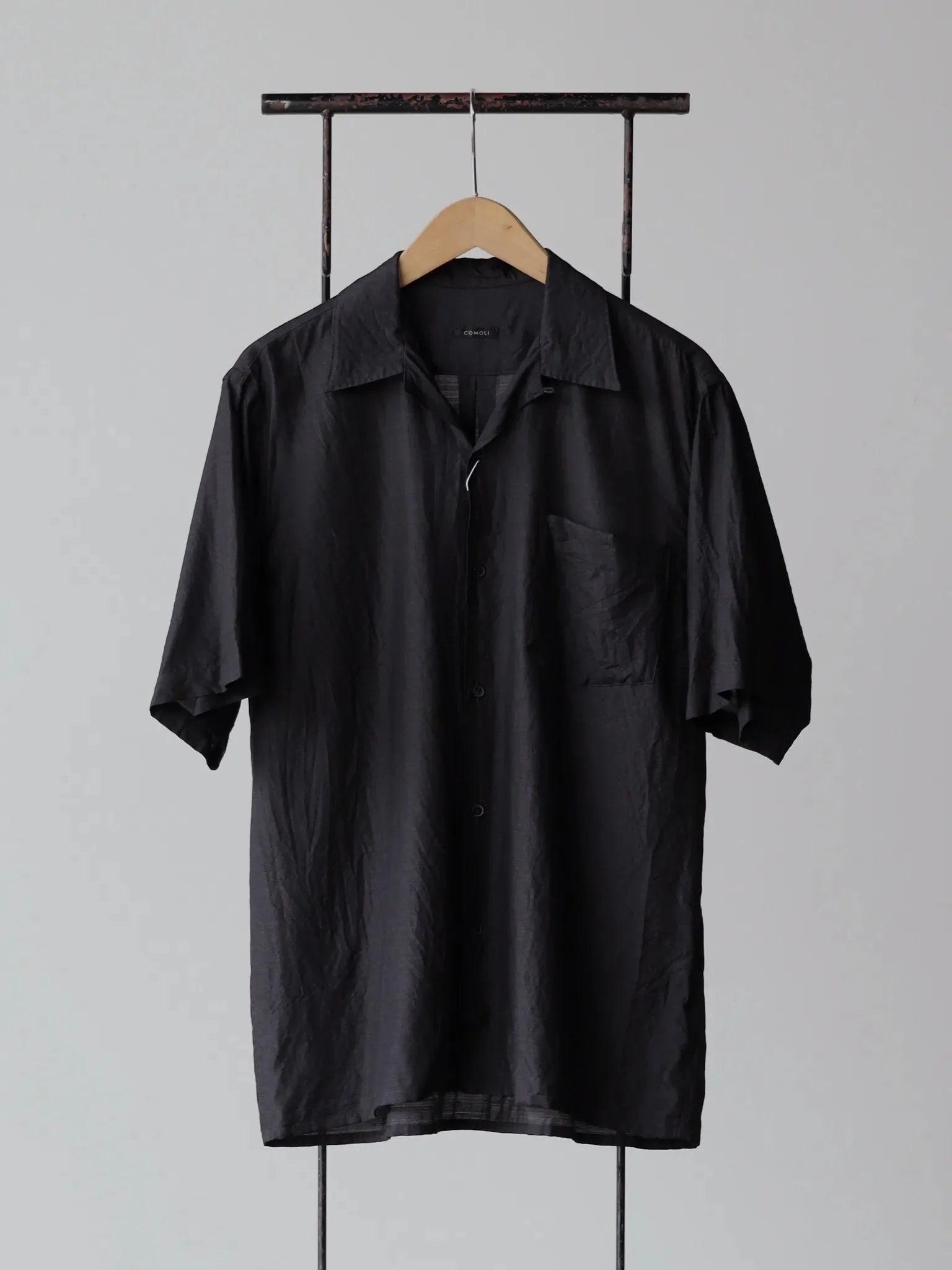 COMOLI Wool Silk Short Sleeve Open Collar Shirt CHARCOAL | CASANOVA&CO