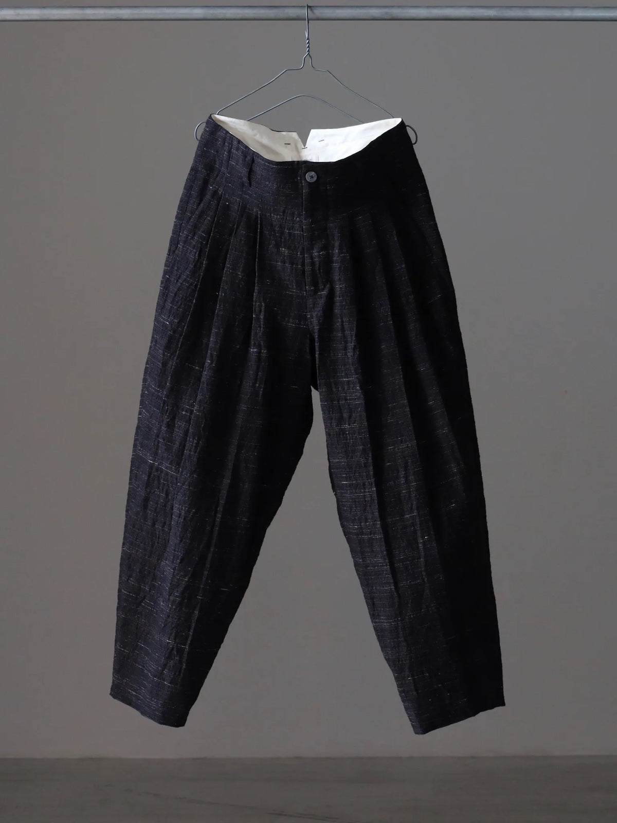 calmlence TRIPLE PLEATED WIDE TAPERED BLK/BRN | CASANOVA&CO Online